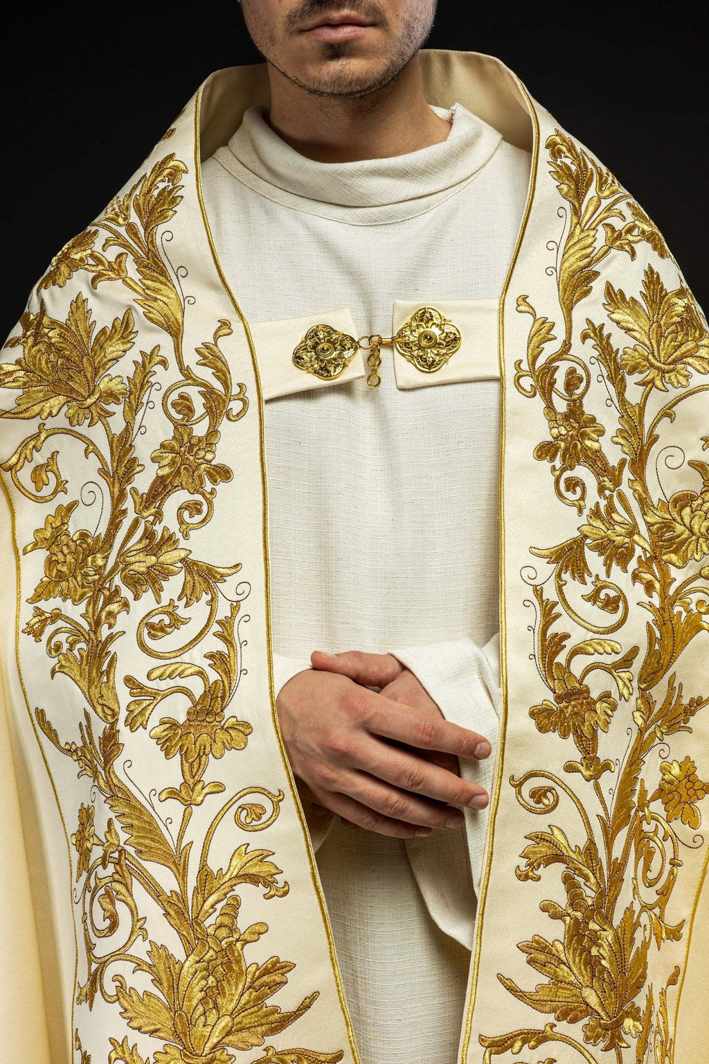 Satynowa kapa rzymska ecru z haftowanym Kielichem Eucharystycznym
