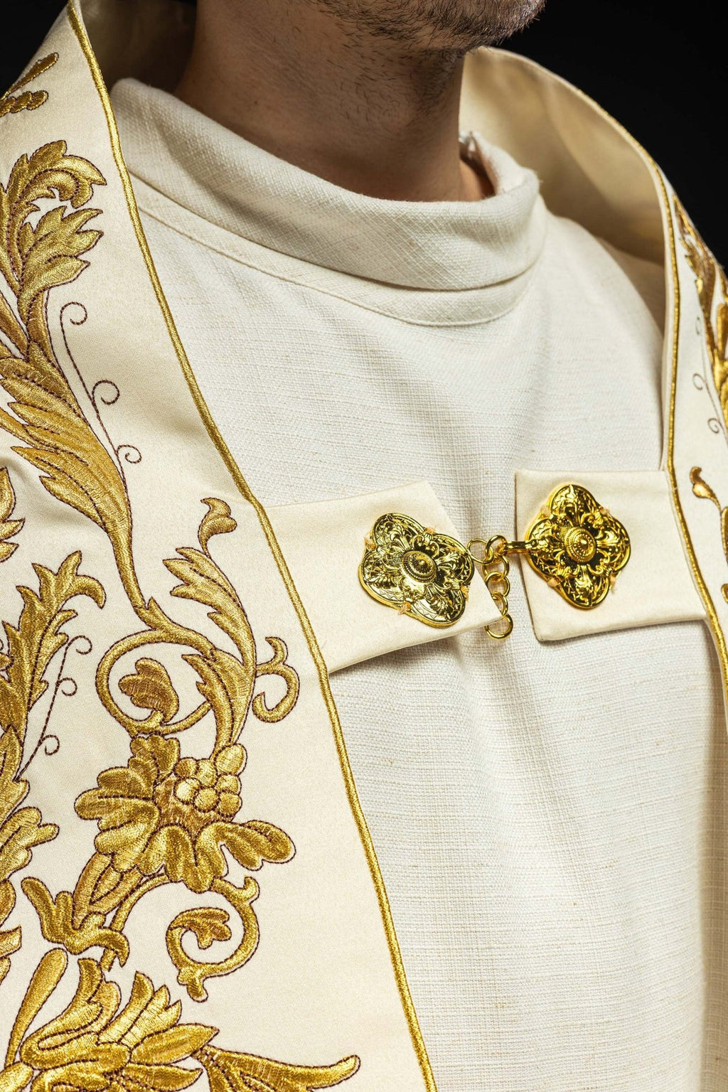 Satynowa kapa rzymska ecru z haftowanym Kielichem Eucharystycznym