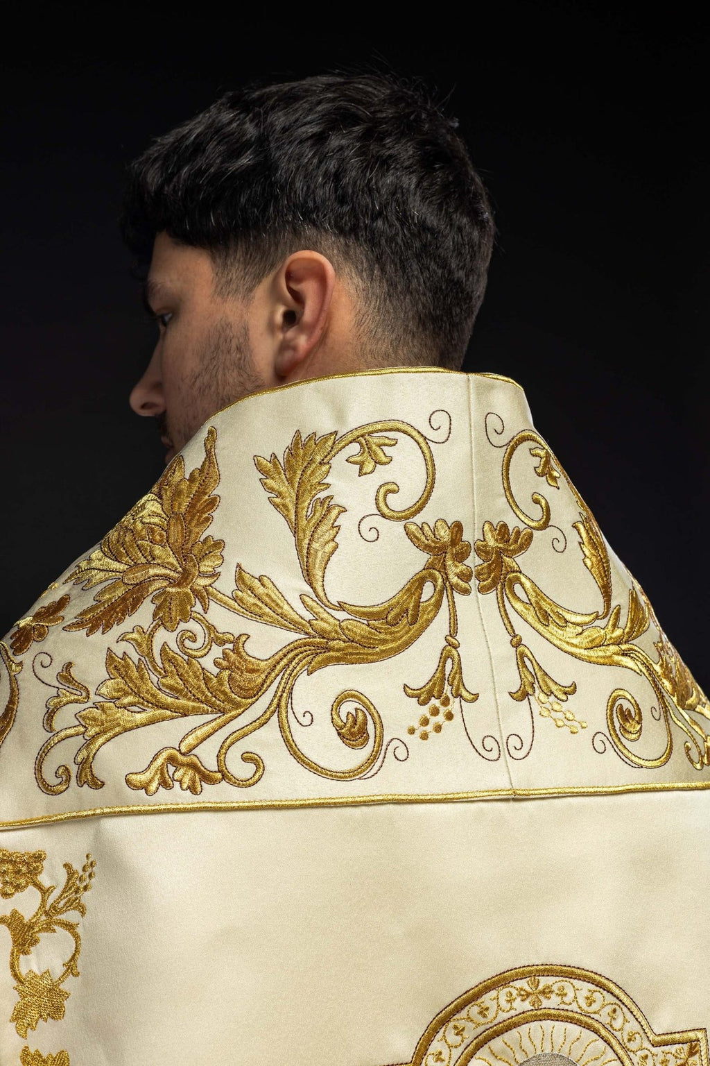 Satynowa kapa rzymska ecru z haftowanym Kielichem Eucharystycznym