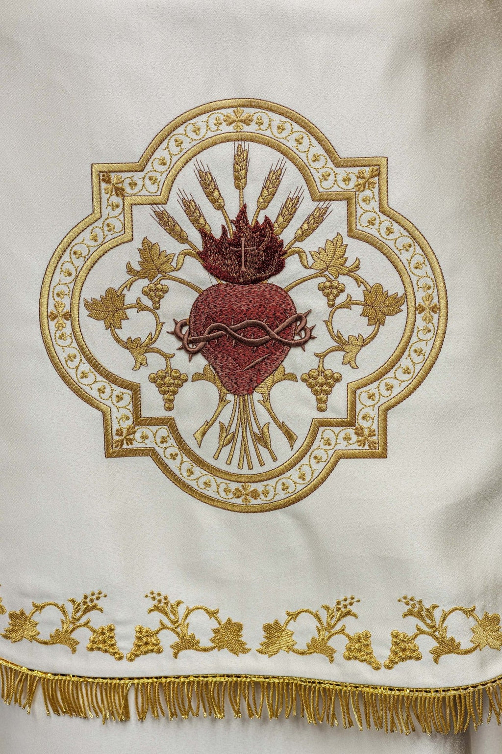 Satynowa kapa rzymska ecru z haftowanym sercem Pana Jezusa
