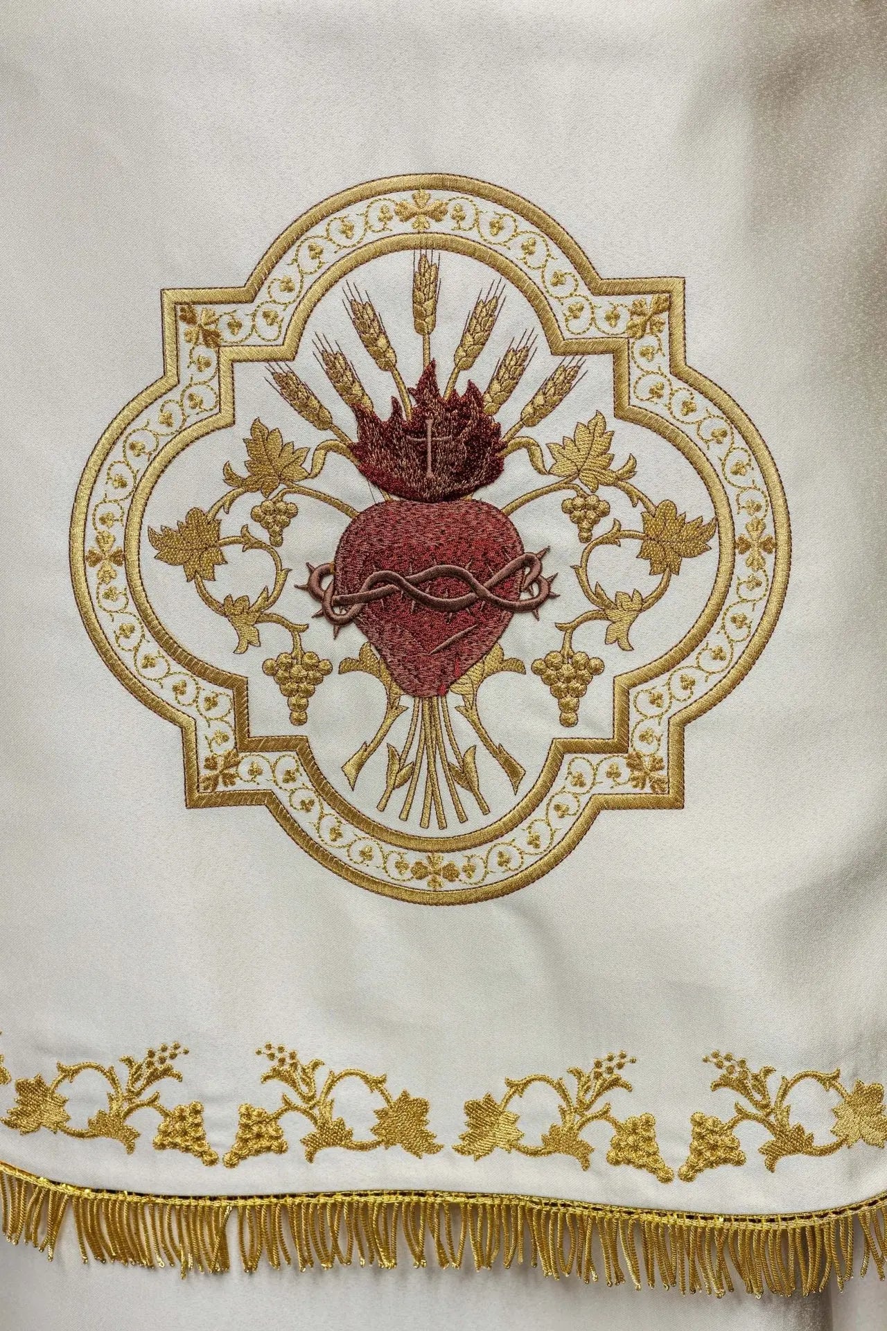 Capa de satén romano en ecru con Sagrado Corazón de Jesús bordado