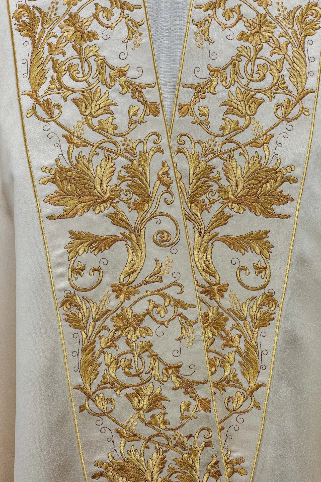 Capa de satén romano en ecru con Sagrado Corazón de Jesús bordado