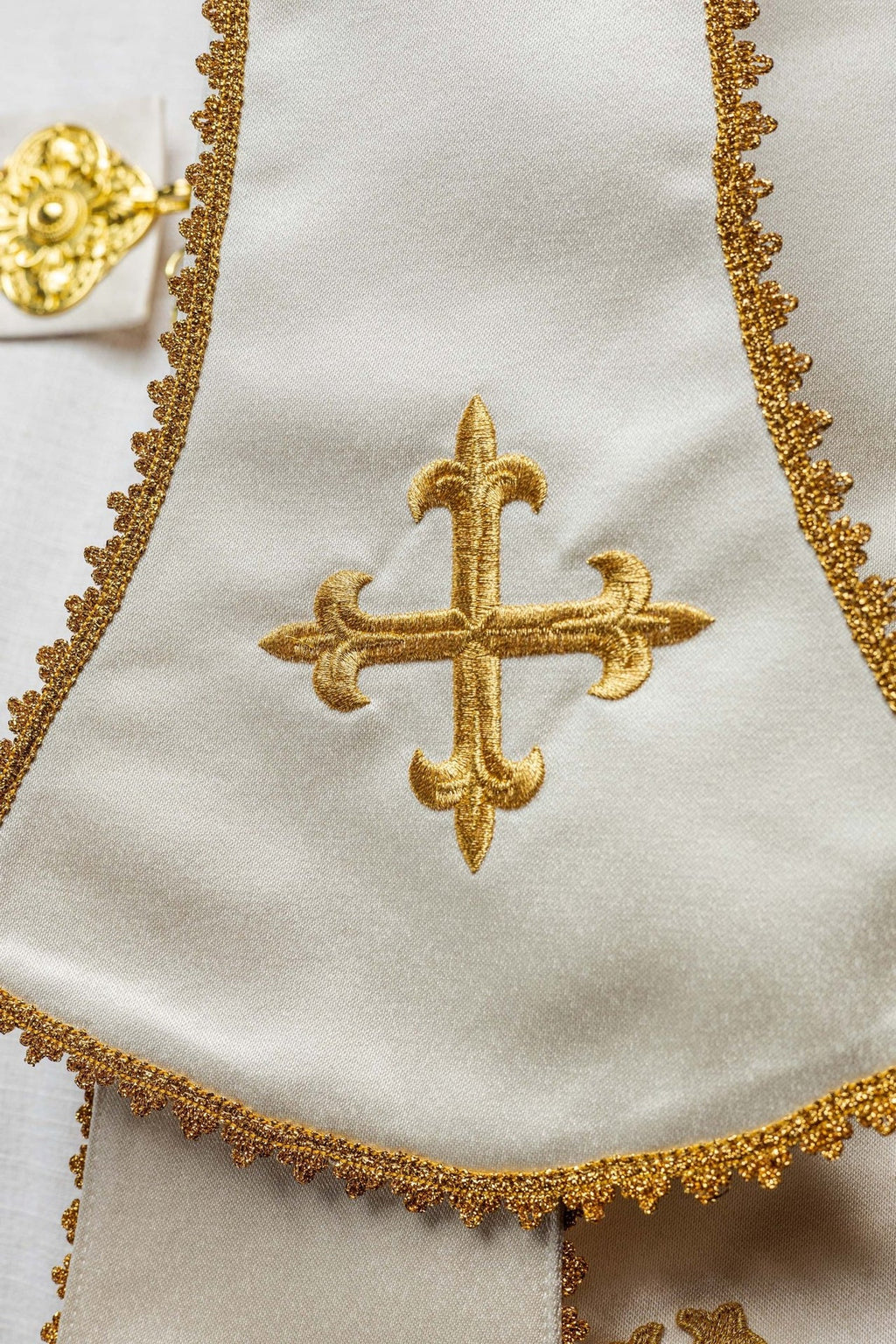 Satynowa kapa rzymska ecru z haftowanym sercem Pana Jezusa