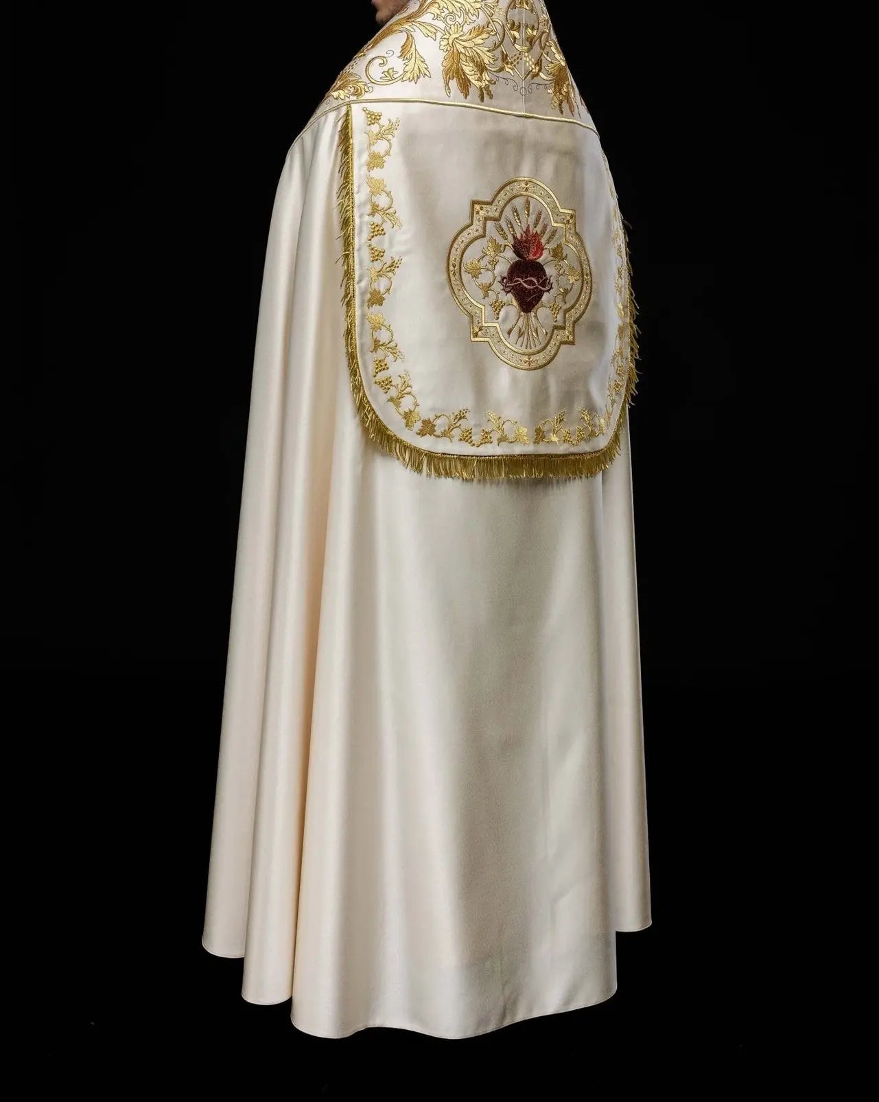 Capa de satén romano en ecru con Sagrado Corazón de Jesús bordado