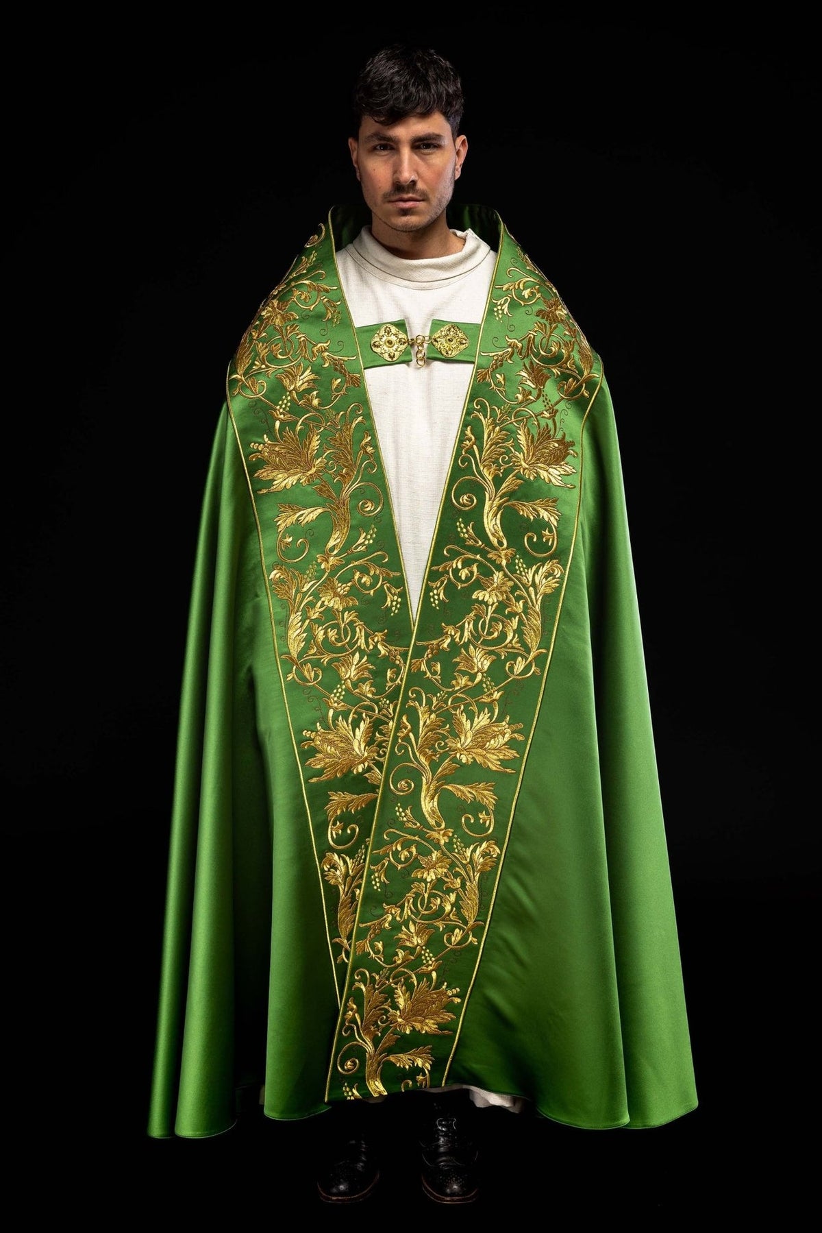 Satynowa kapa rzymska zielona z haftowanym sercem Pana Jezusa