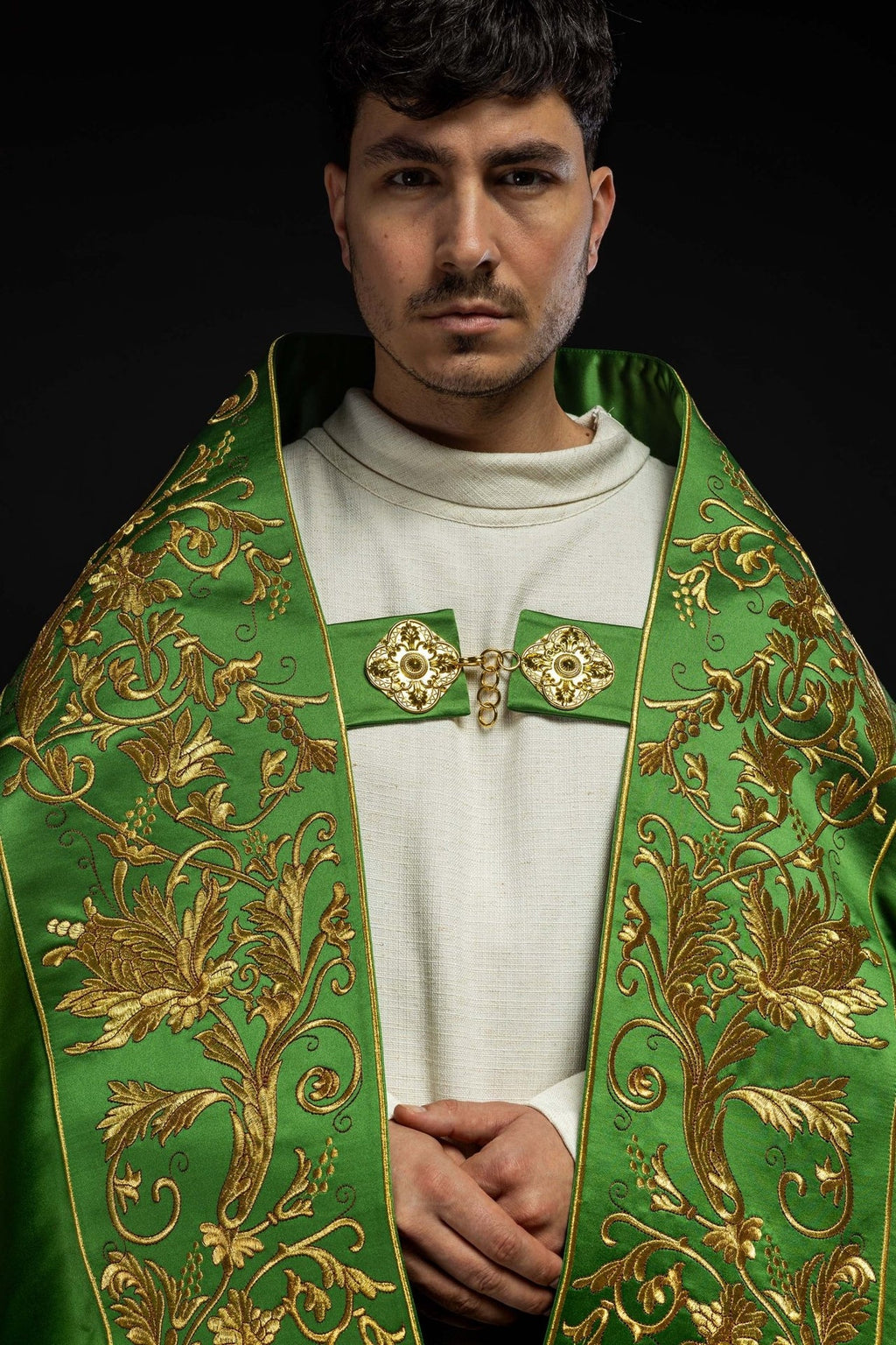 Satynowa kapa rzymska zielona z haftowanym sercem Pana Jezusa