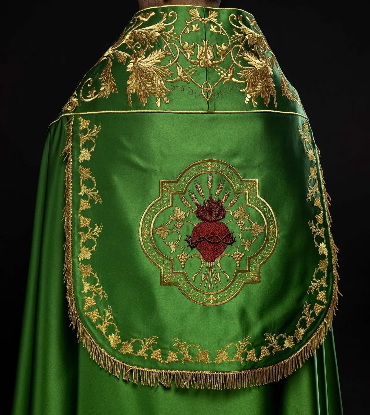Capa de satén romano – Verde con Sagrado Corazón de Jesús bordado