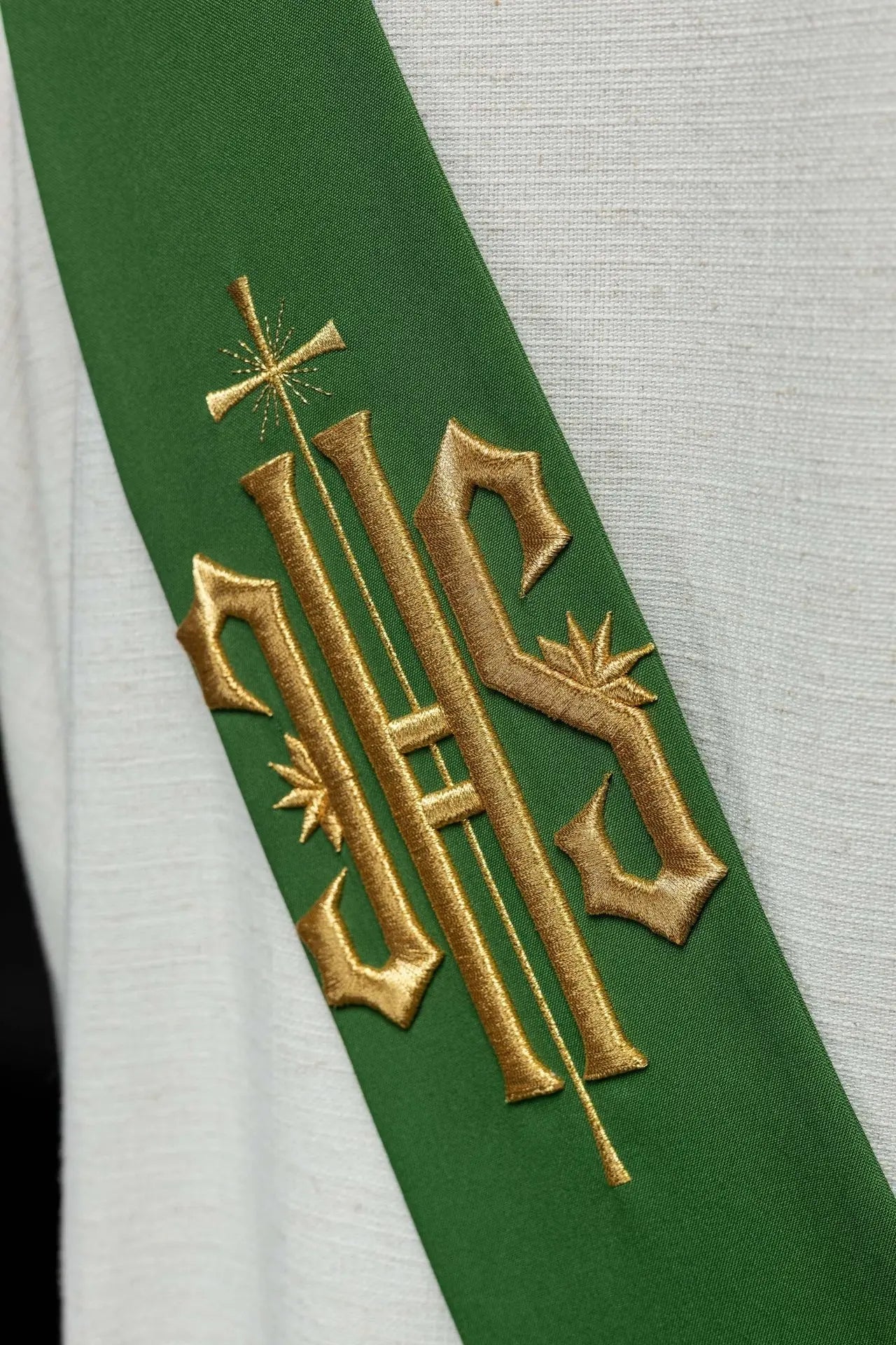 Estola diaconal bordada IHS con cruz