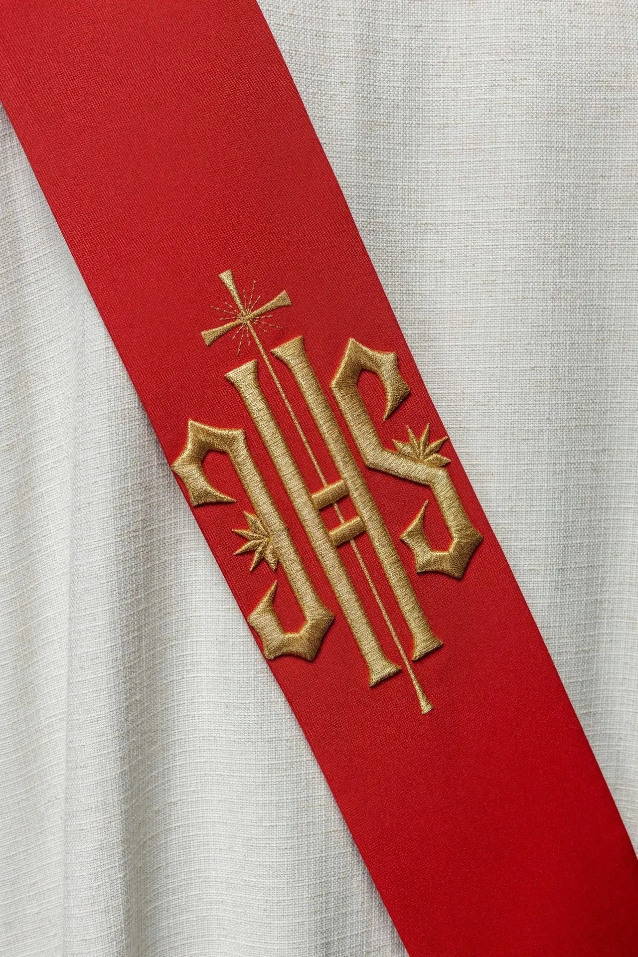 Estola diaconal bordada IHS con cruz