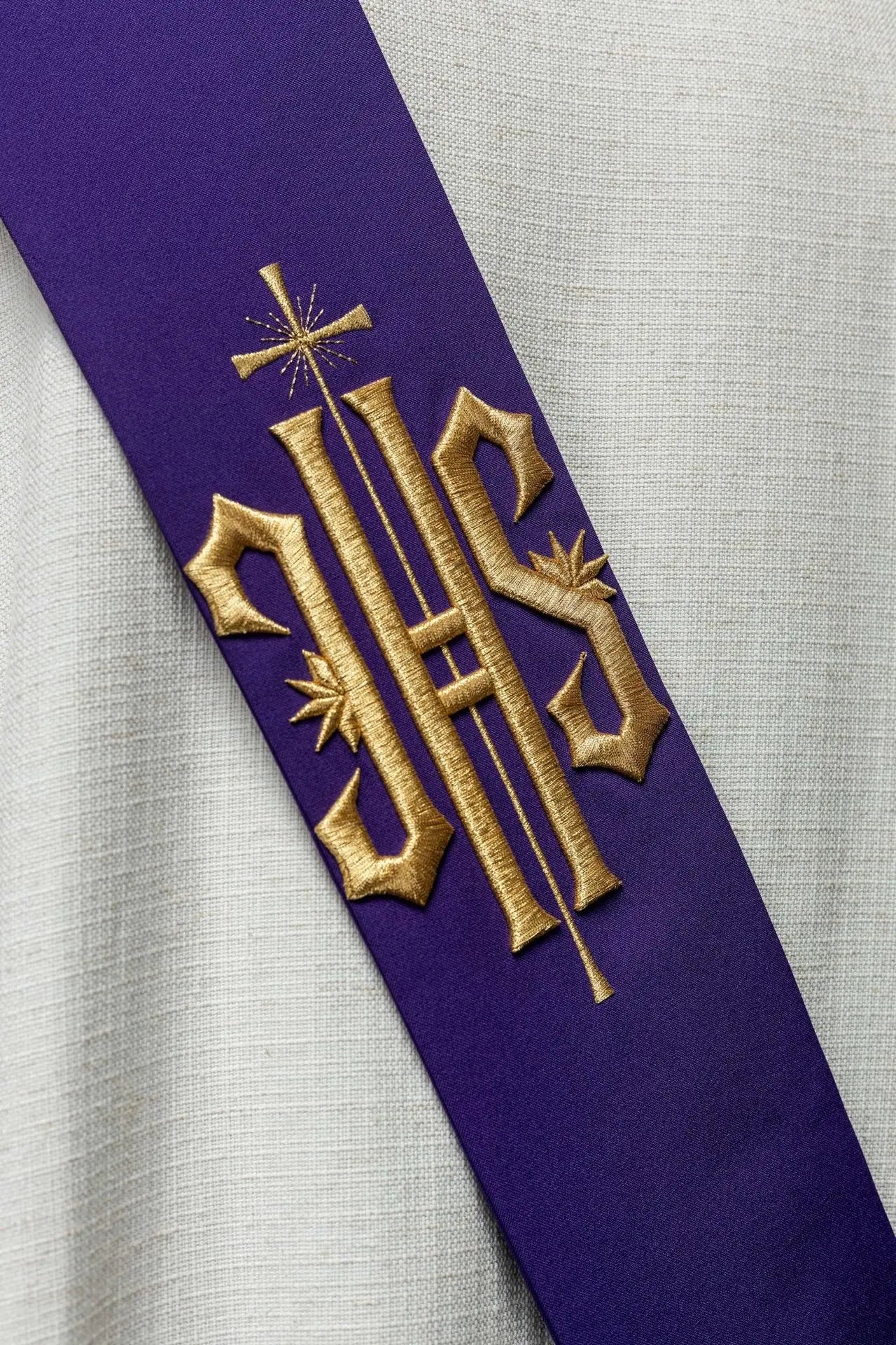 Estola diaconal bordada IHS con cruz