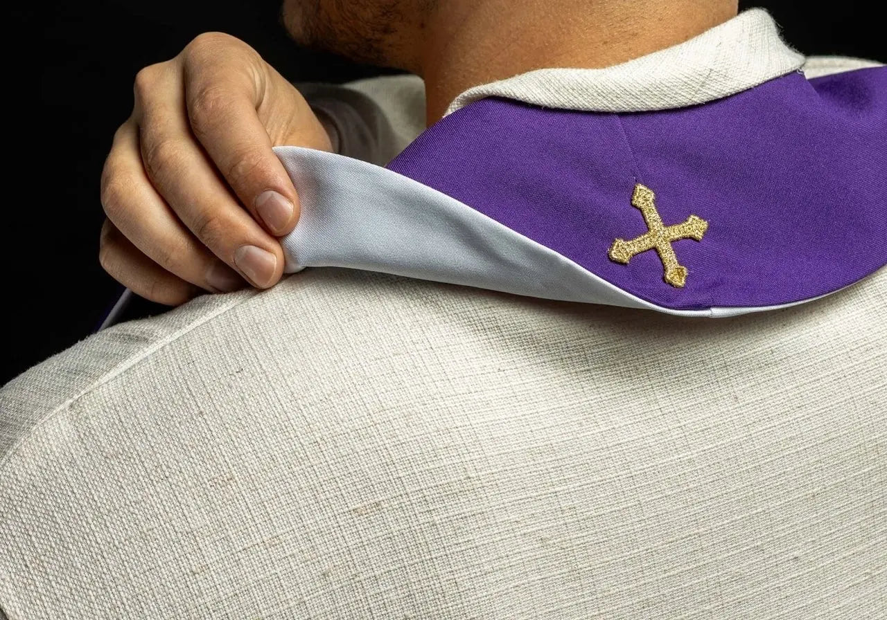 Estola bordada reversible IHS púrpura y blanca