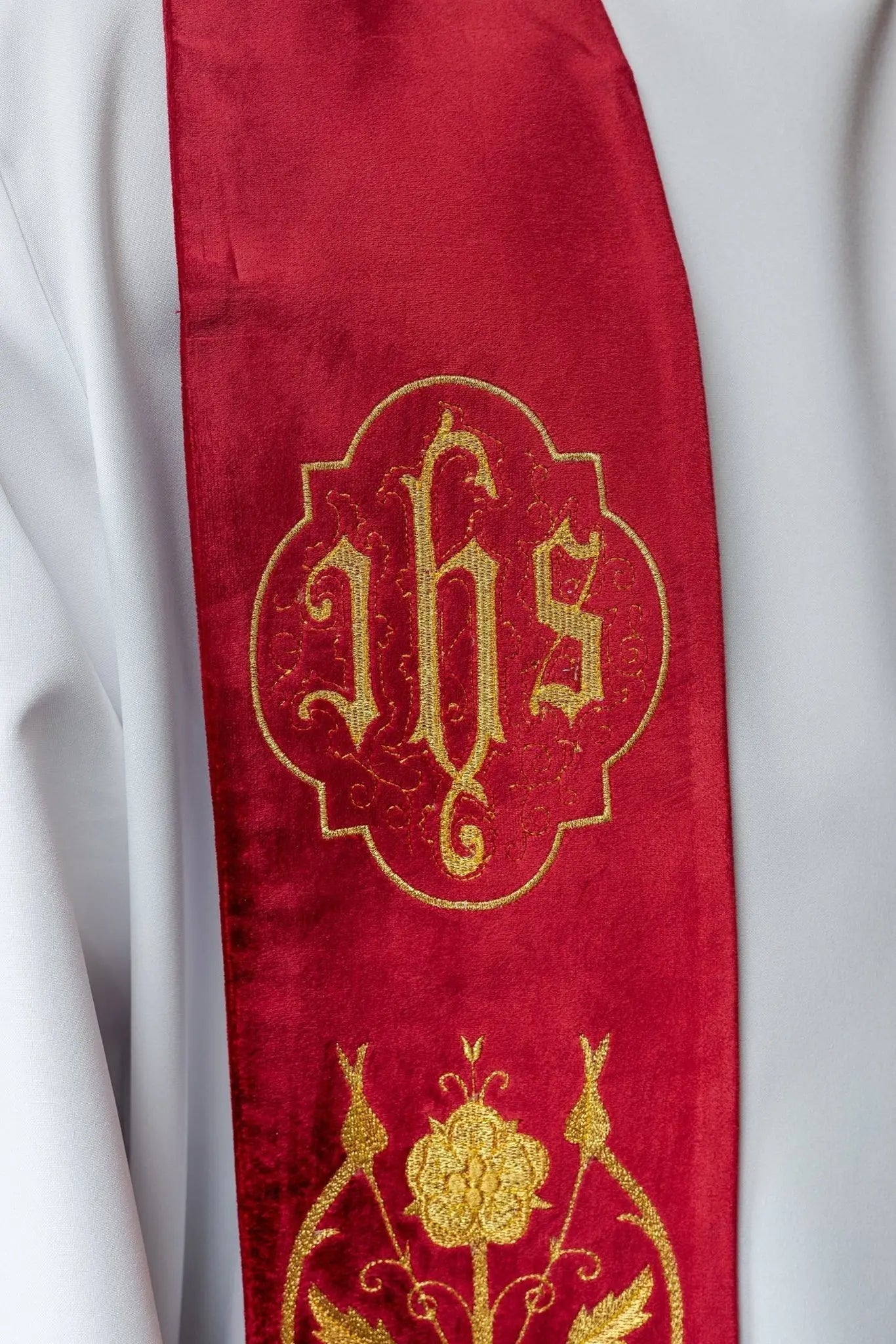 Estola roja bordada IHS