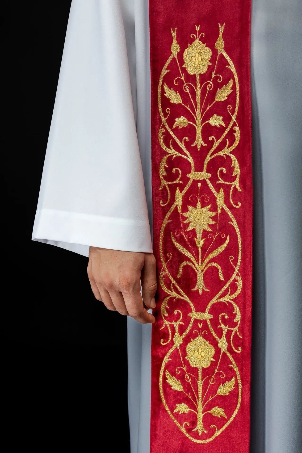 Estola roja bordada IHS