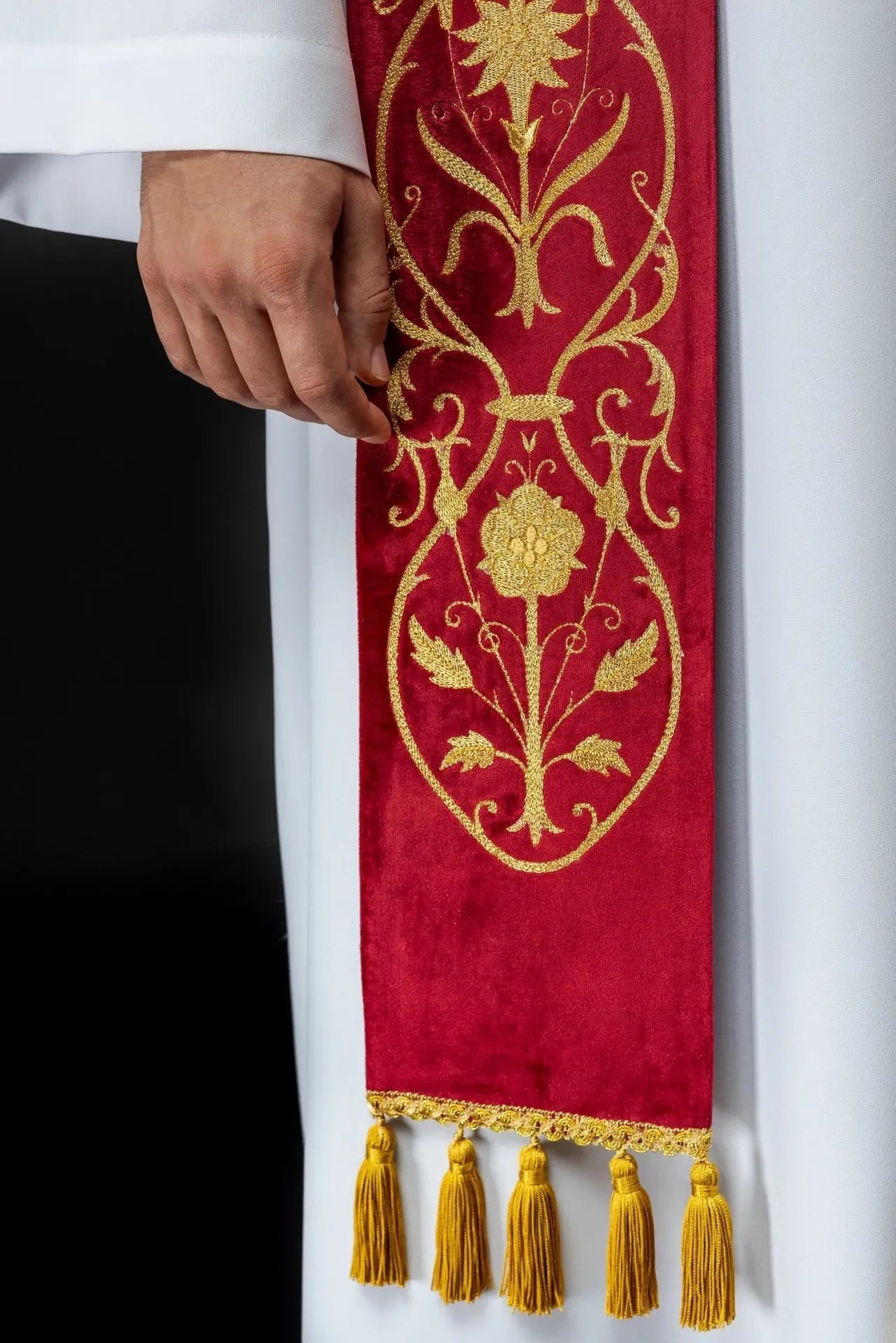 Estola roja bordada IHS