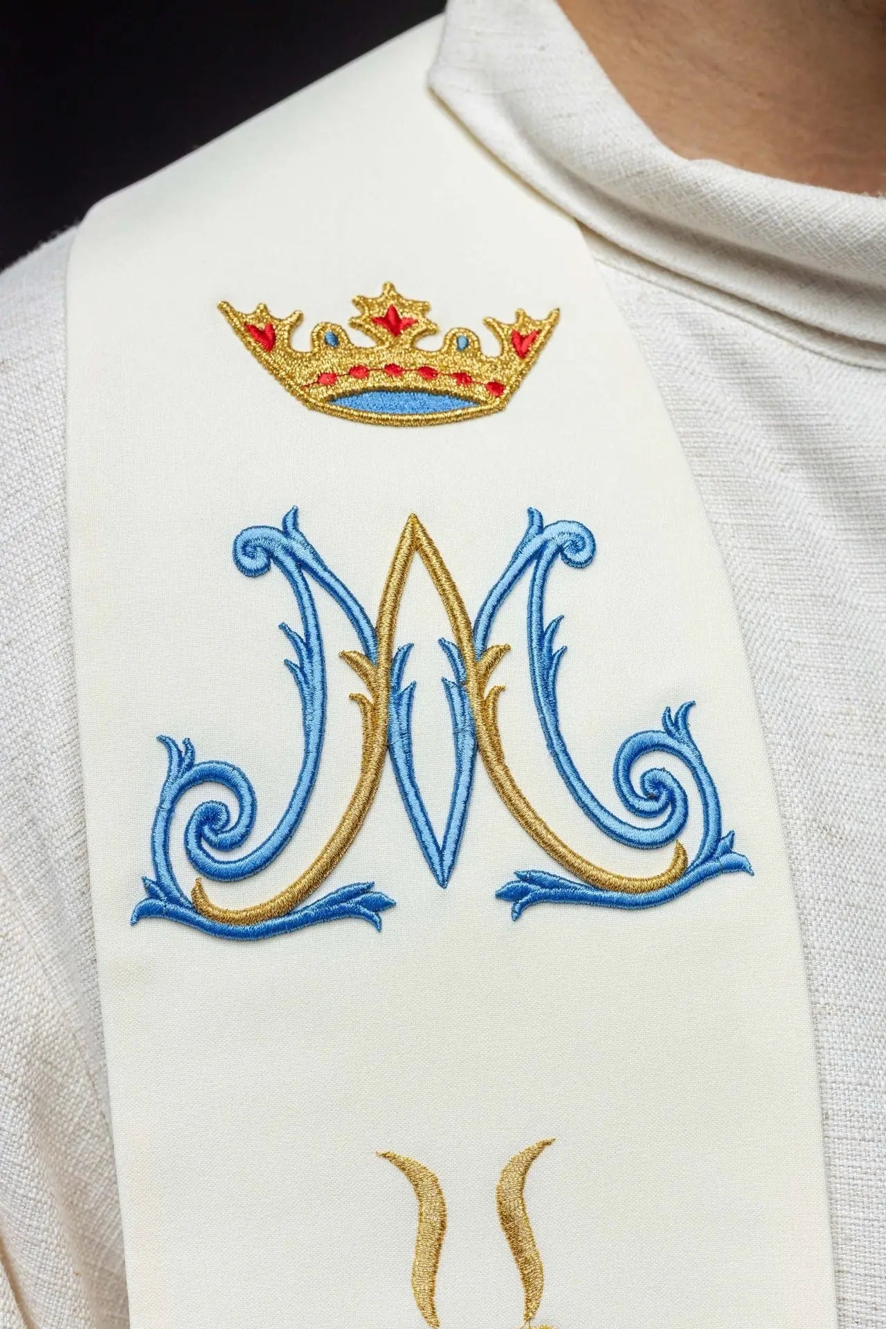 Estela bordada de María ecru