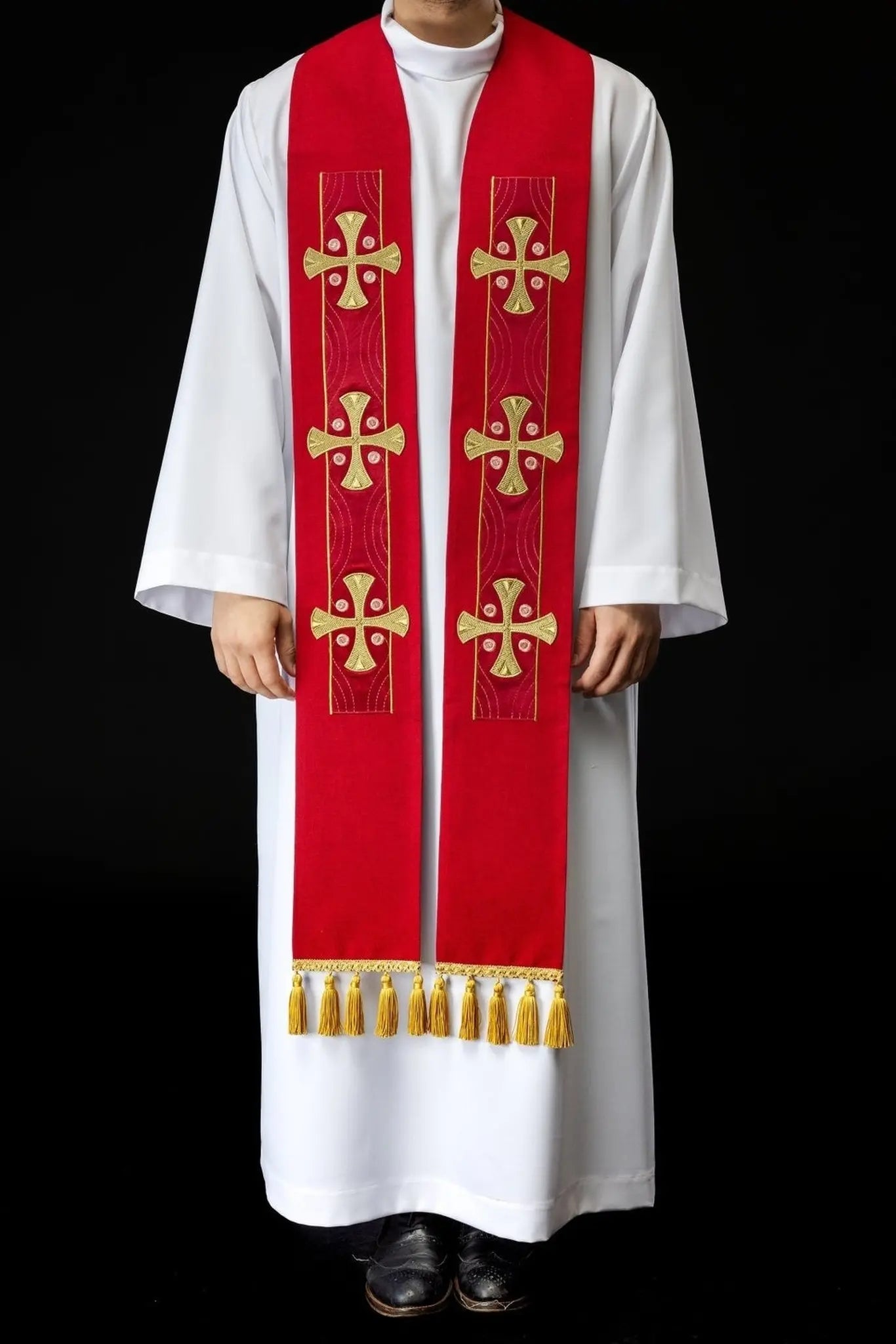 Estola bordada con cruces rojas