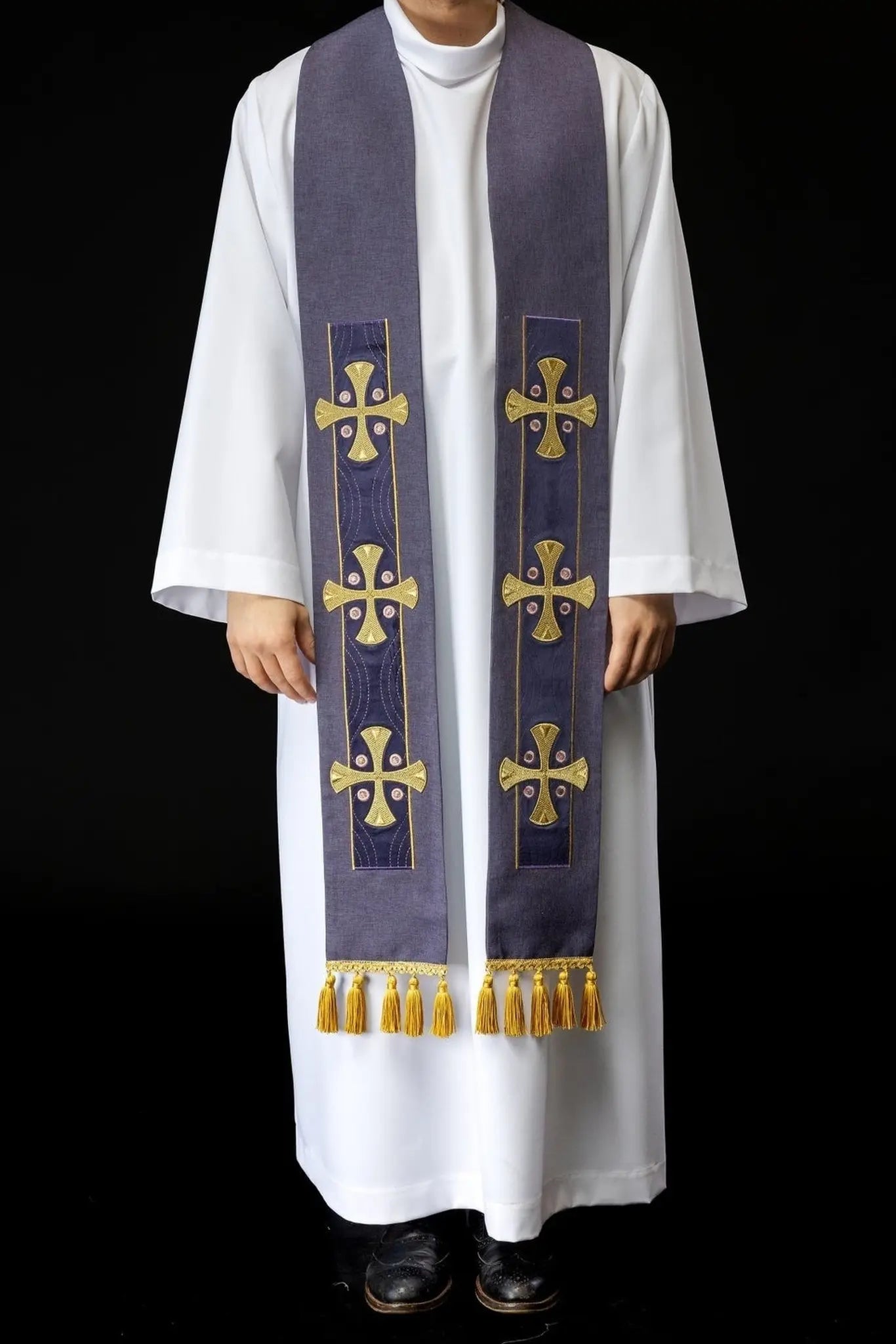 Estola bordada con cruces púrpura