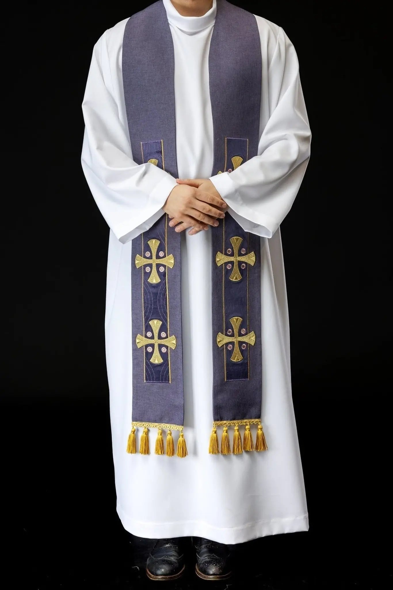 Estola bordada con cruces púrpura