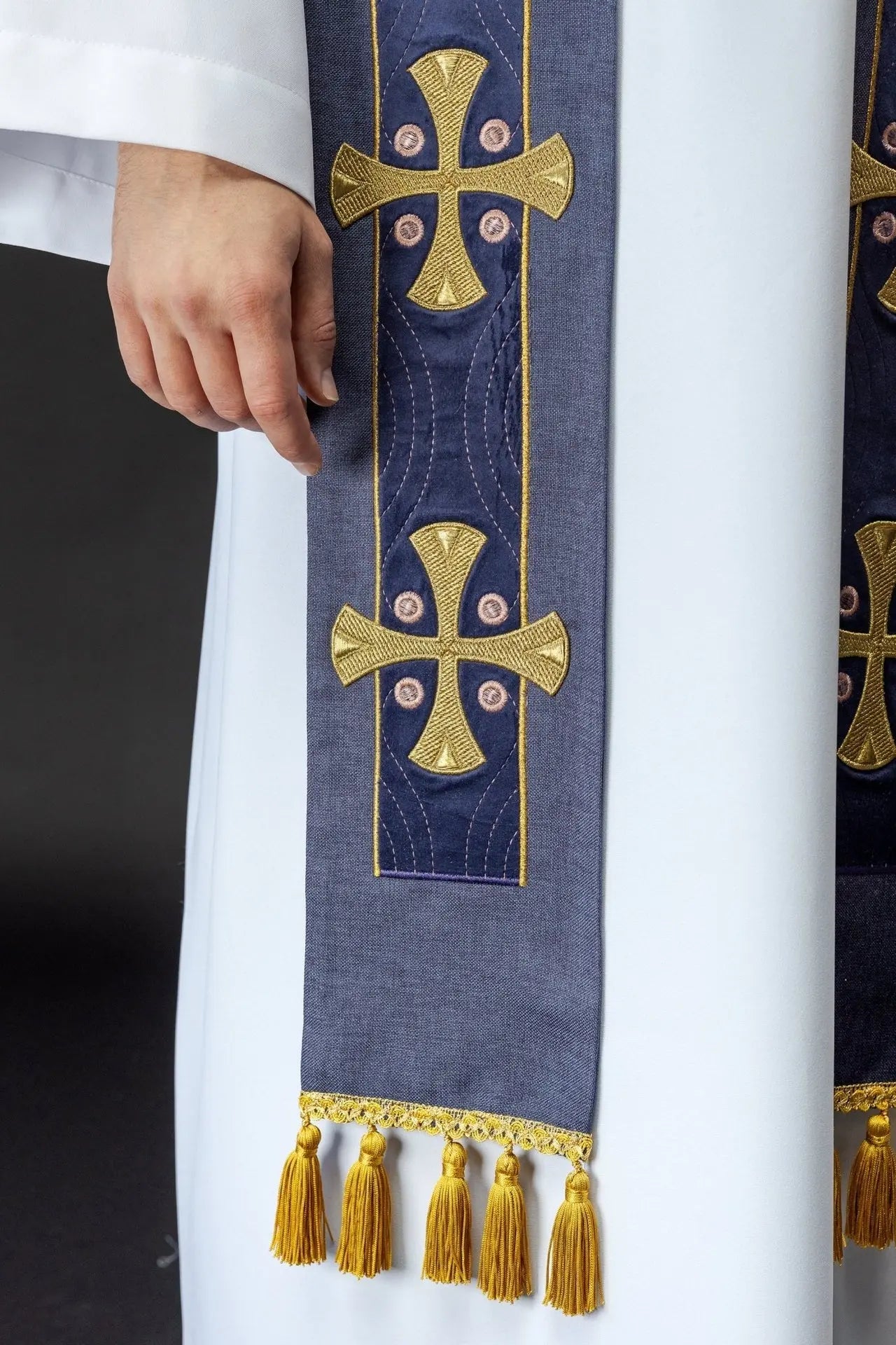 Estola bordada con cruces púrpura