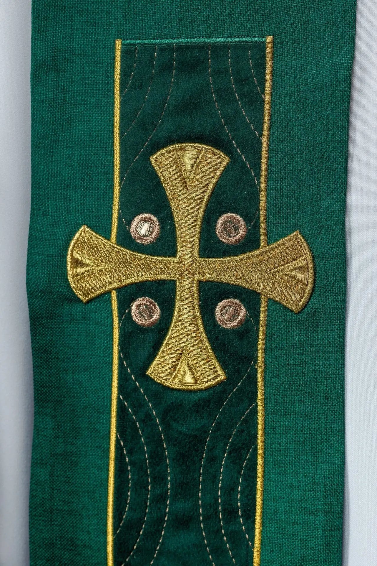 Estola bordada con cruces verde