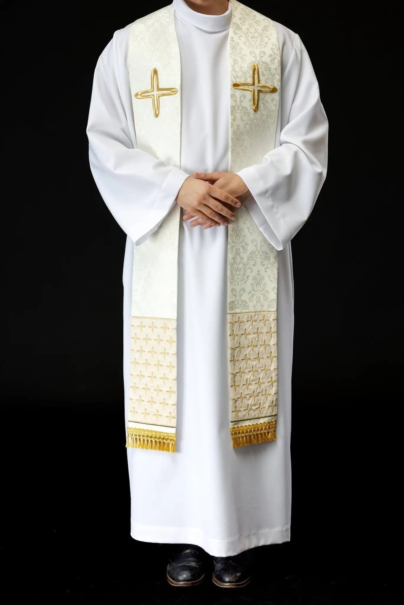 Estola de jacquard bordada con motivos de cruz ecru