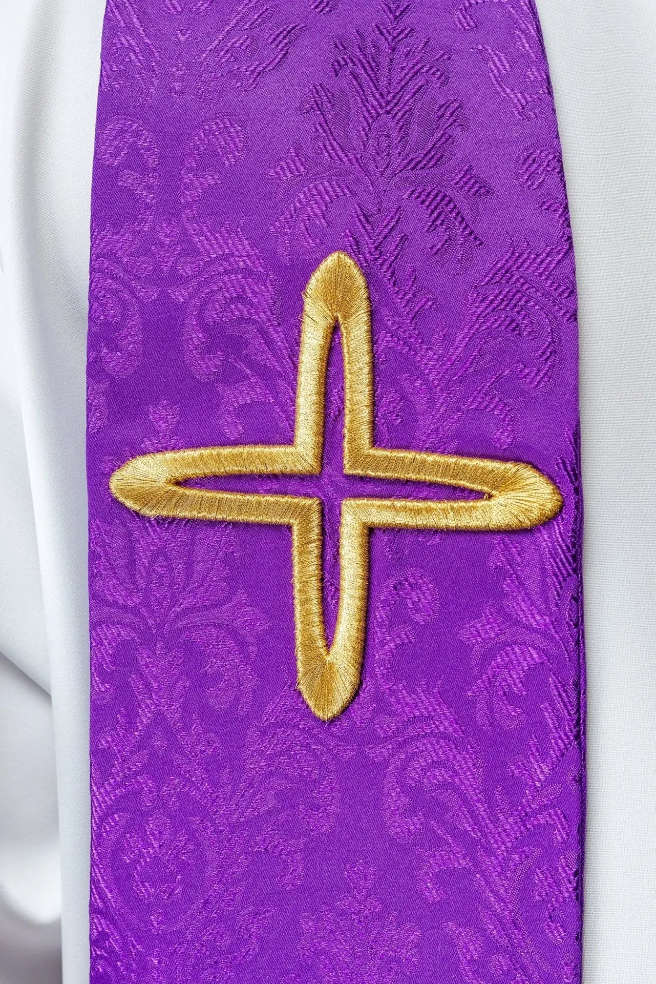 Estola de jacquard bordada con motivos de cruces púrpura