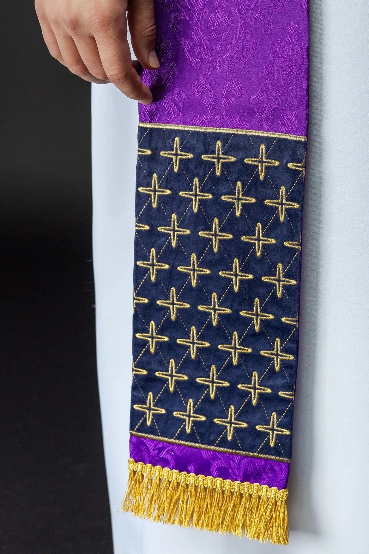 Estola de jacquard bordada con motivos de cruces púrpura