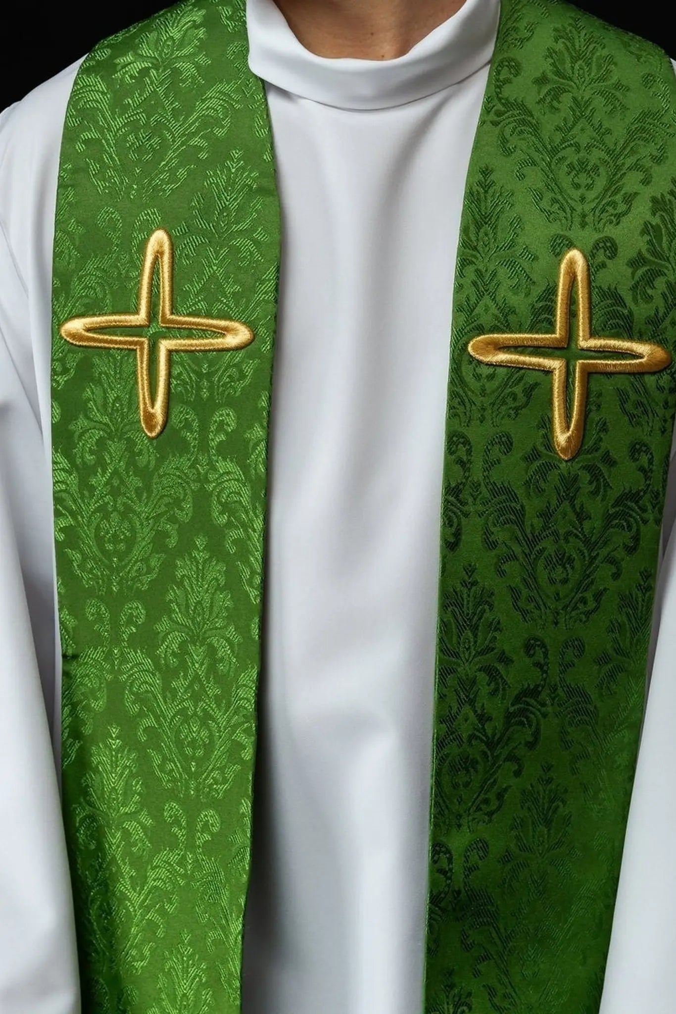 Estola de jacquard bordada con motivos de cruces verde