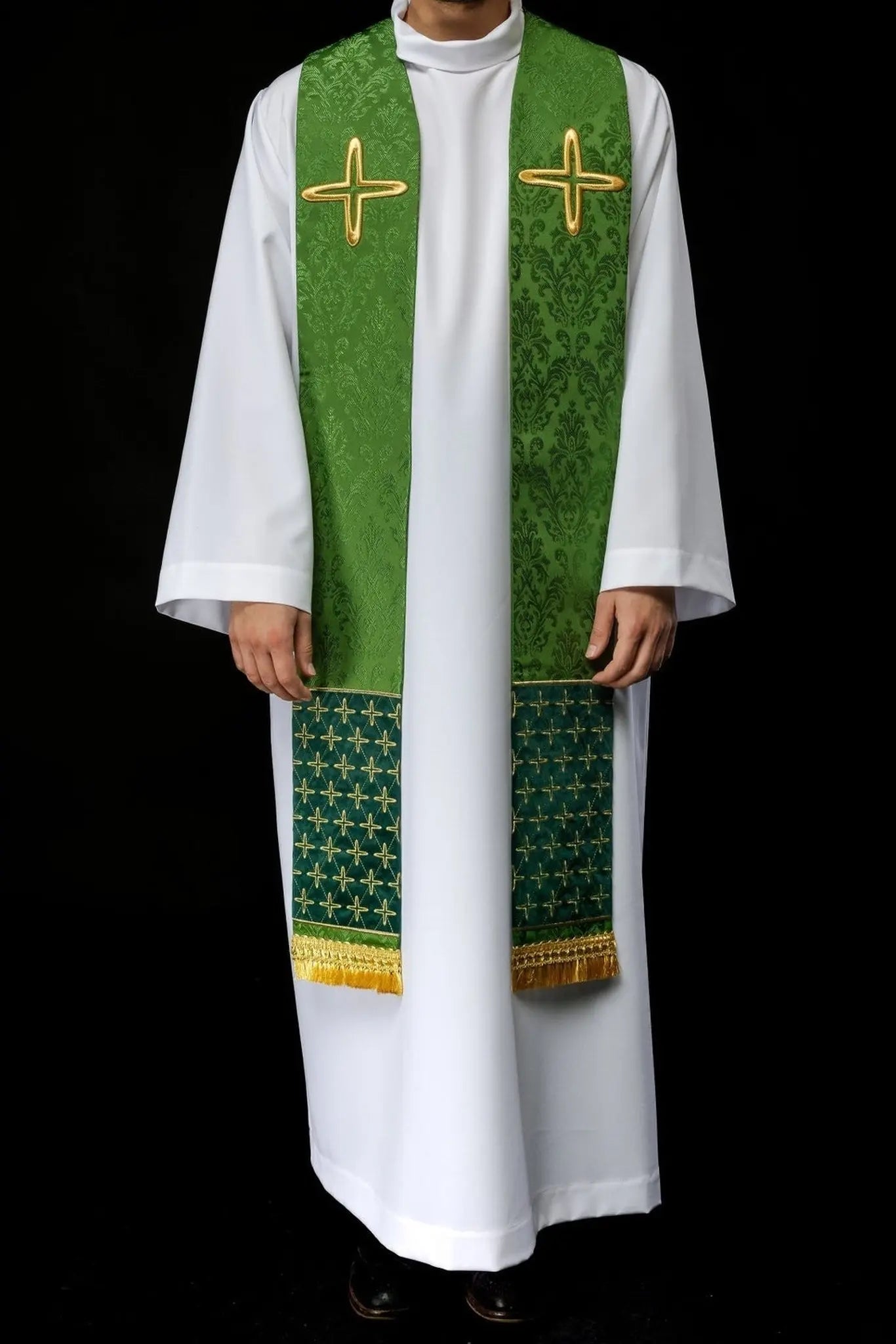 Estola de jacquard bordada con motivos de cruces verde