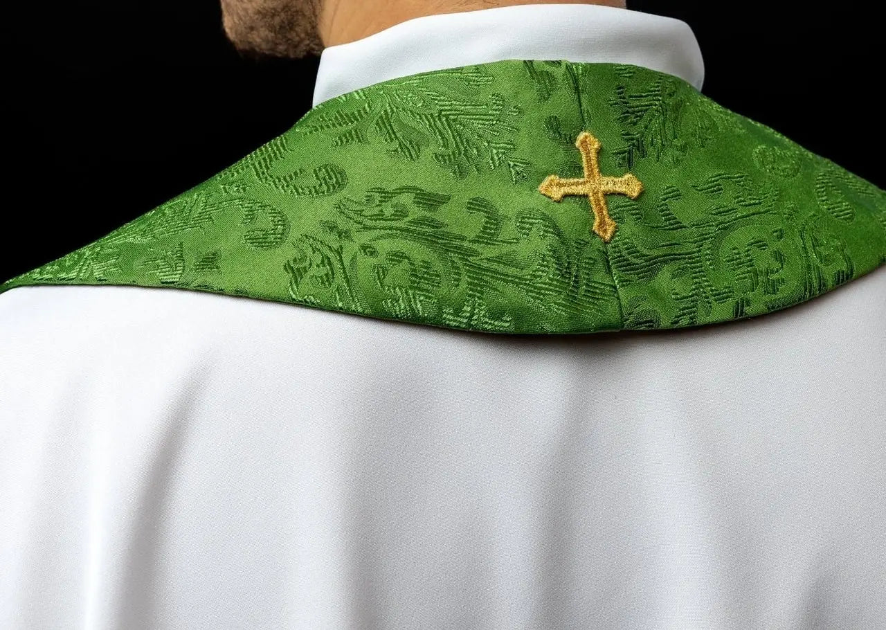 Estola de jacquard bordada con motivos de cruces verde