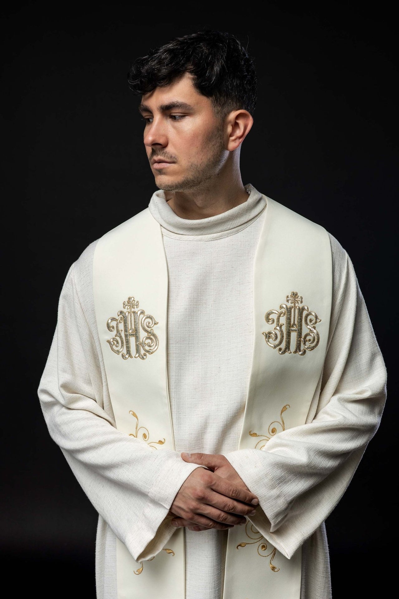 Stuła haftowana zdobiona IHS ecru