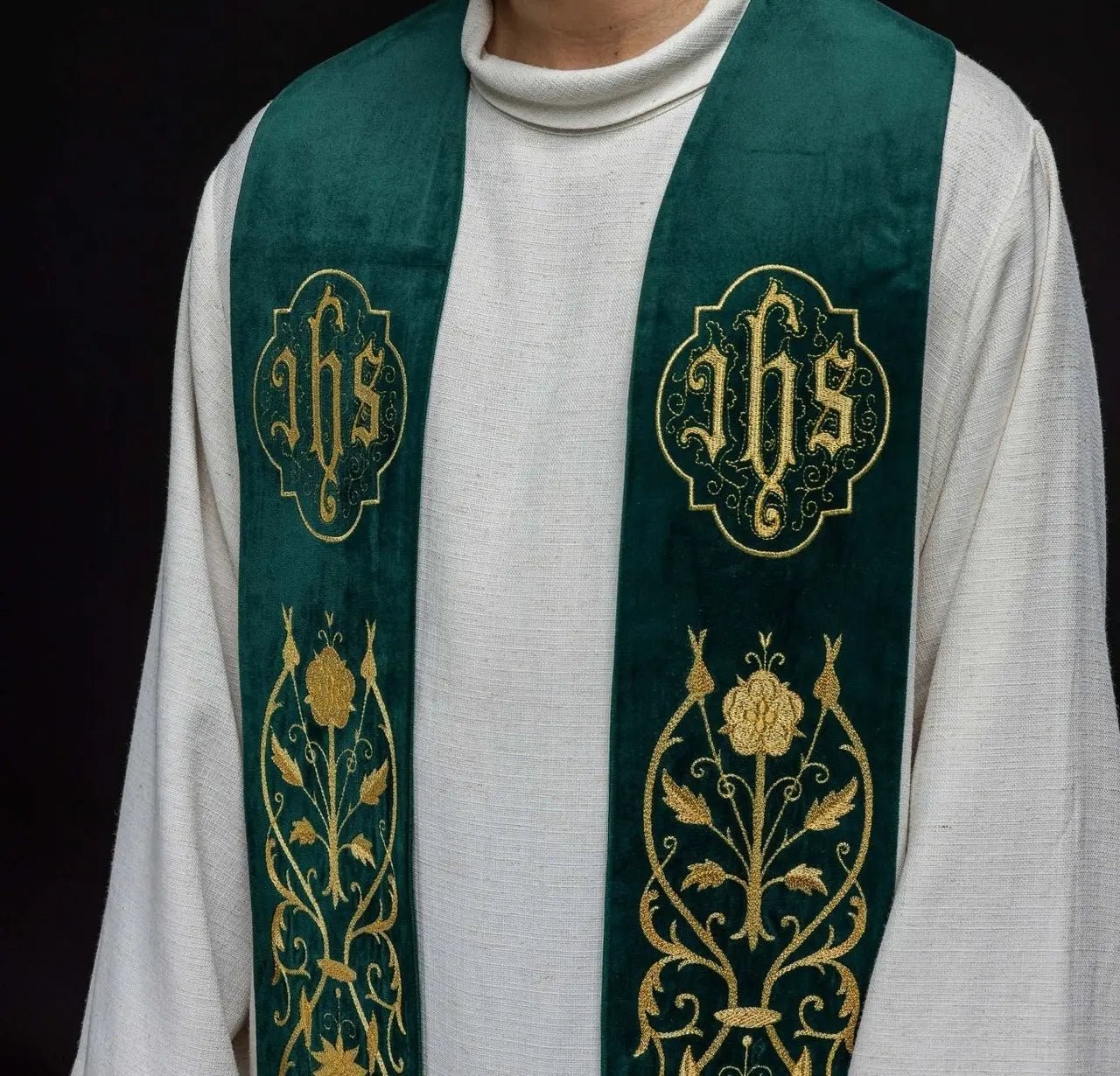 Estola verde bordada con IHS
