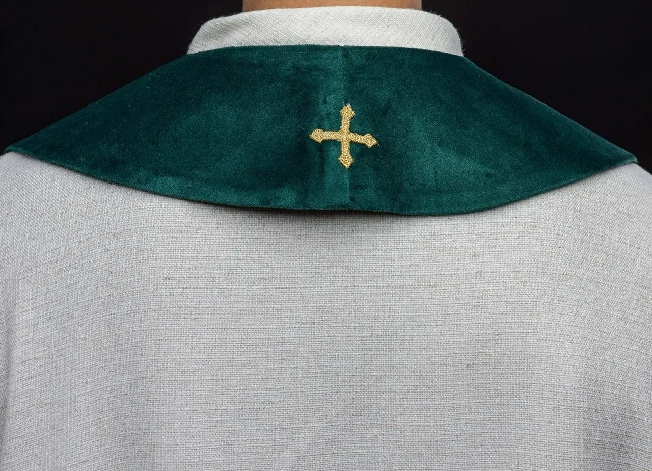 Estola verde bordada con IHS
