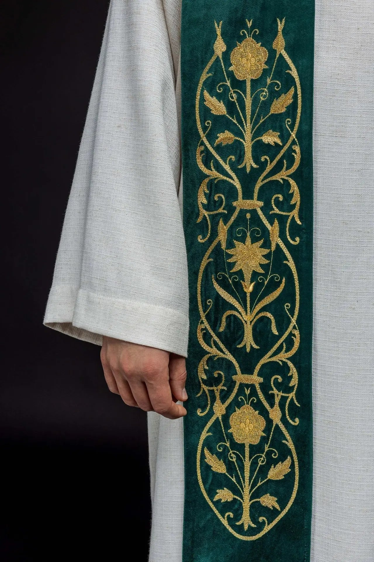 Estola verde bordada con IHS