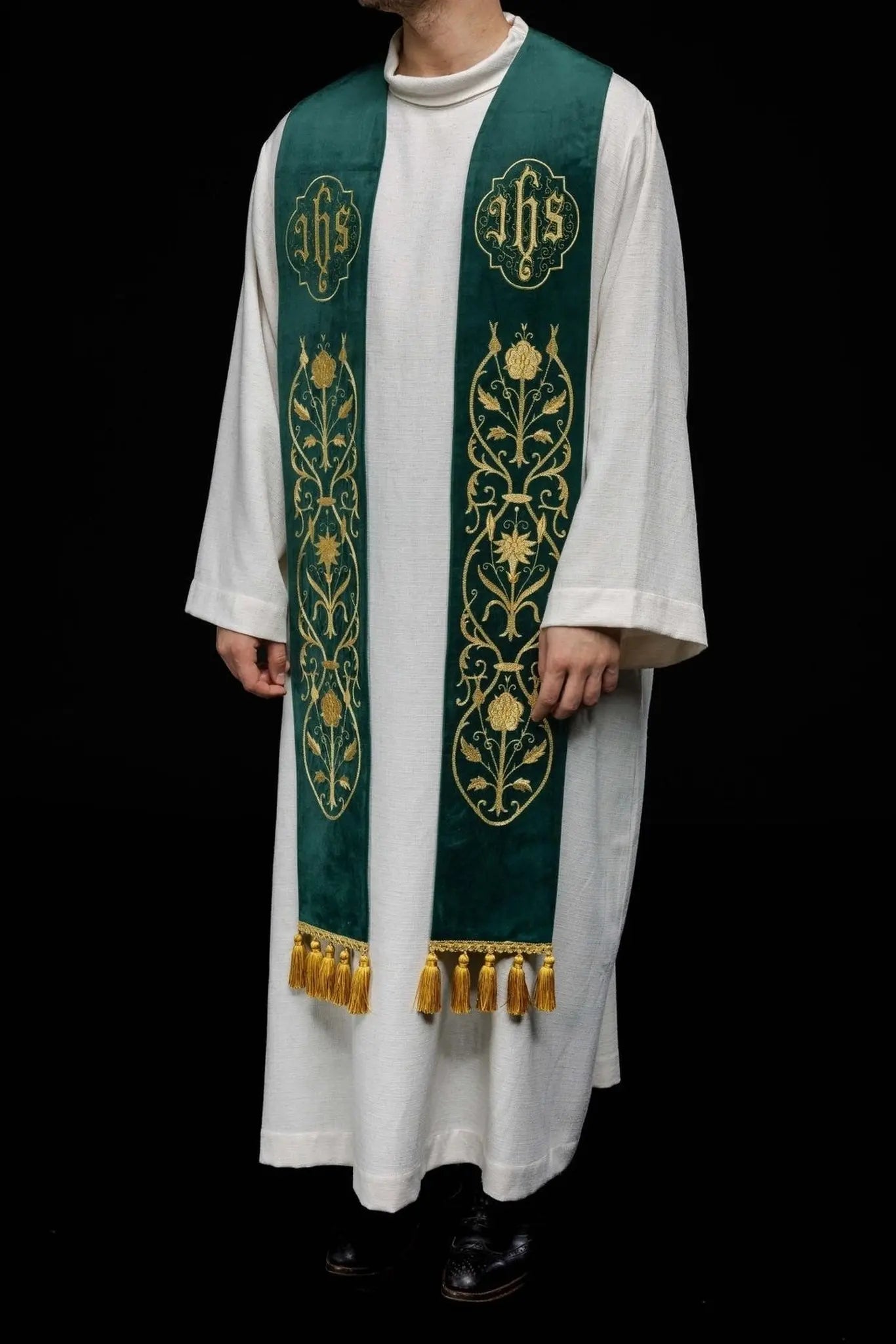 Estola verde bordada con IHS