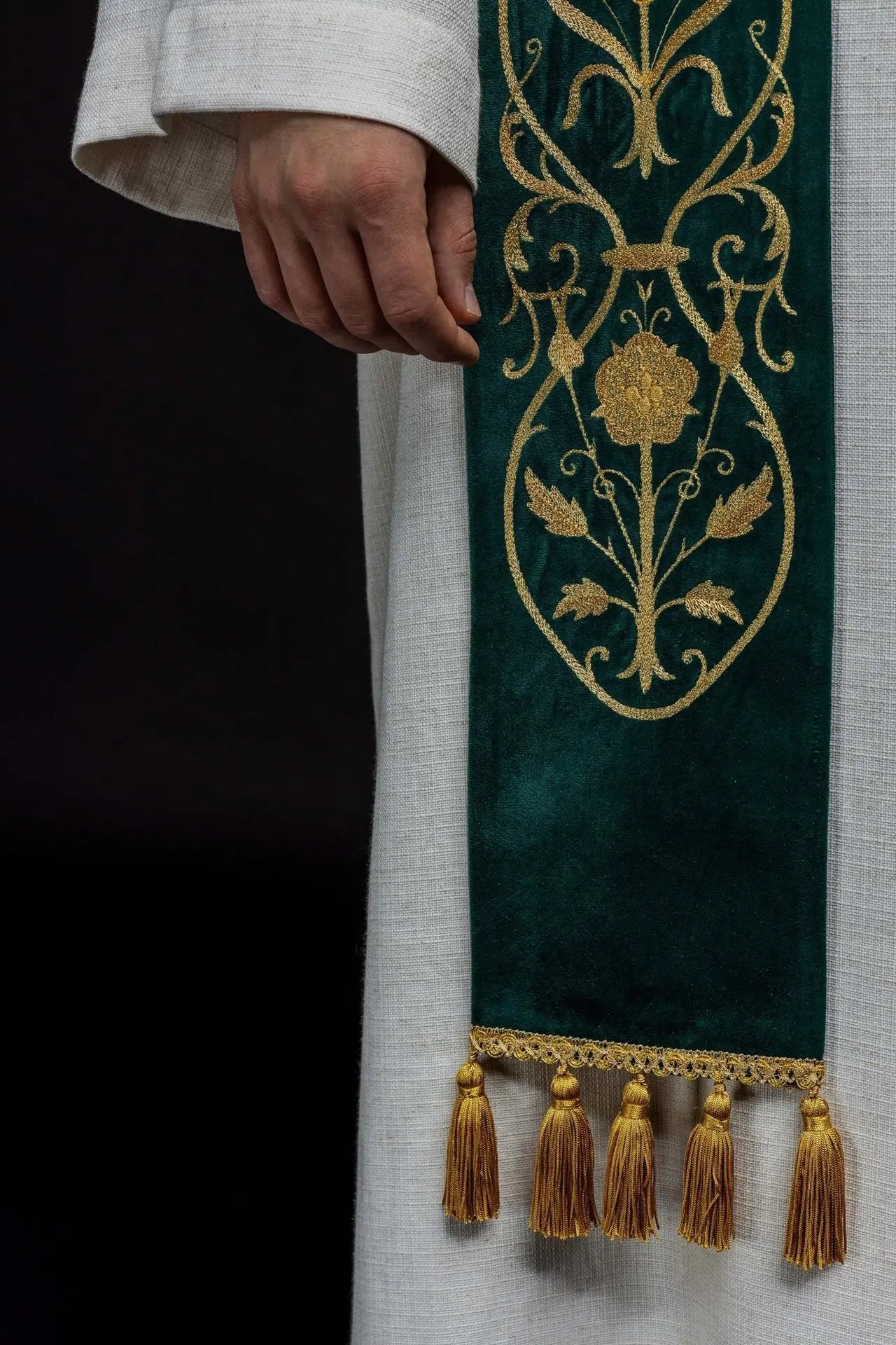 Estola verde bordada con IHS