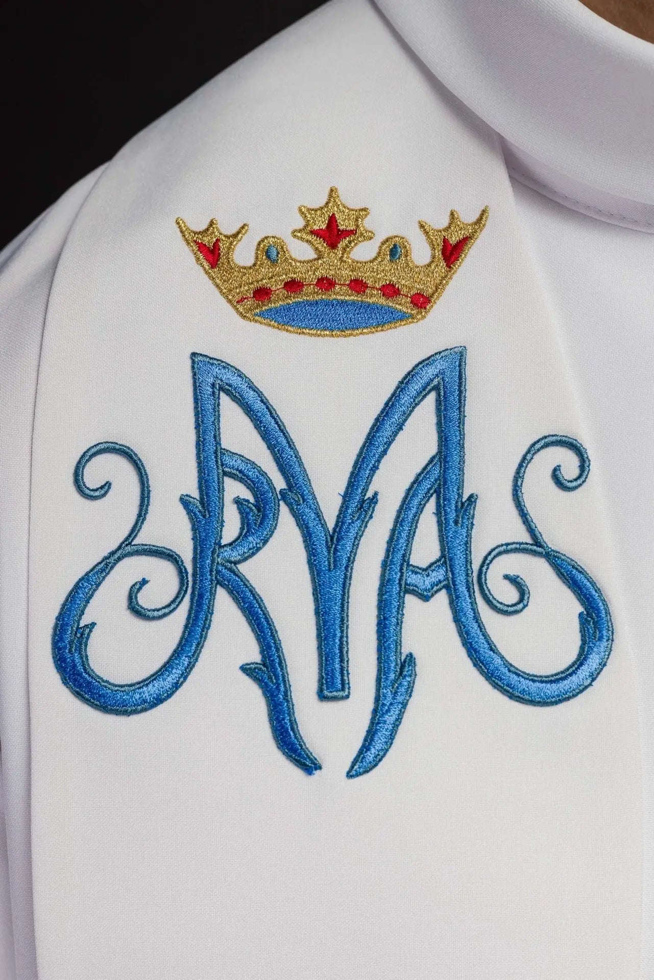 Estola blanca para sacerdote bordada con motivo mariano y corona