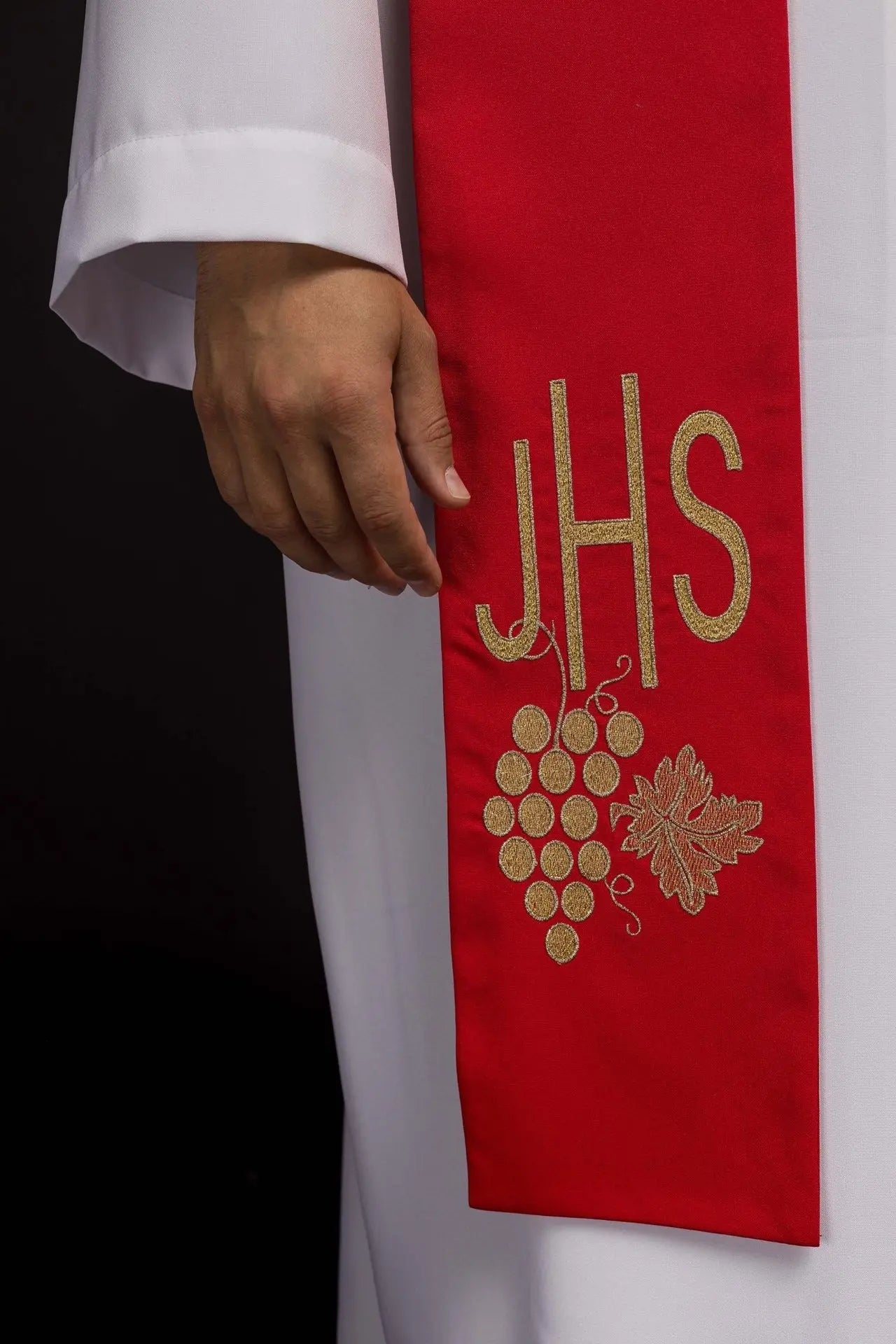 Estola roja bordada para sacerdote IHS con uvas