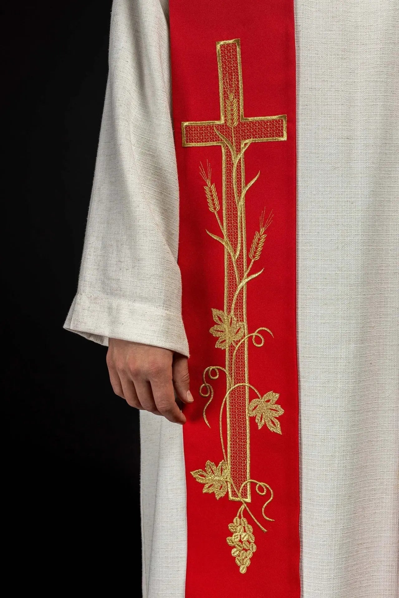 Estola roja bordada con cruz para sacerdote