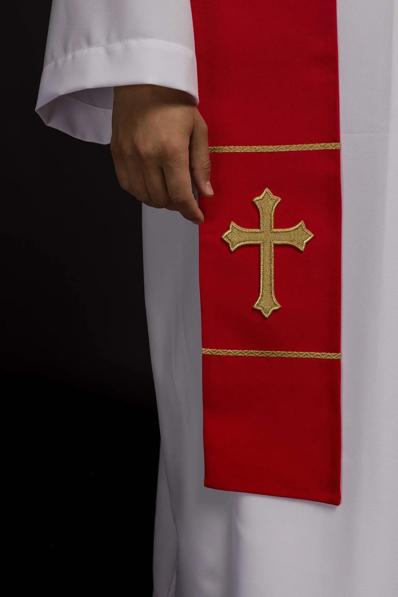 Estola roja bordada con cruz para sacerdote
