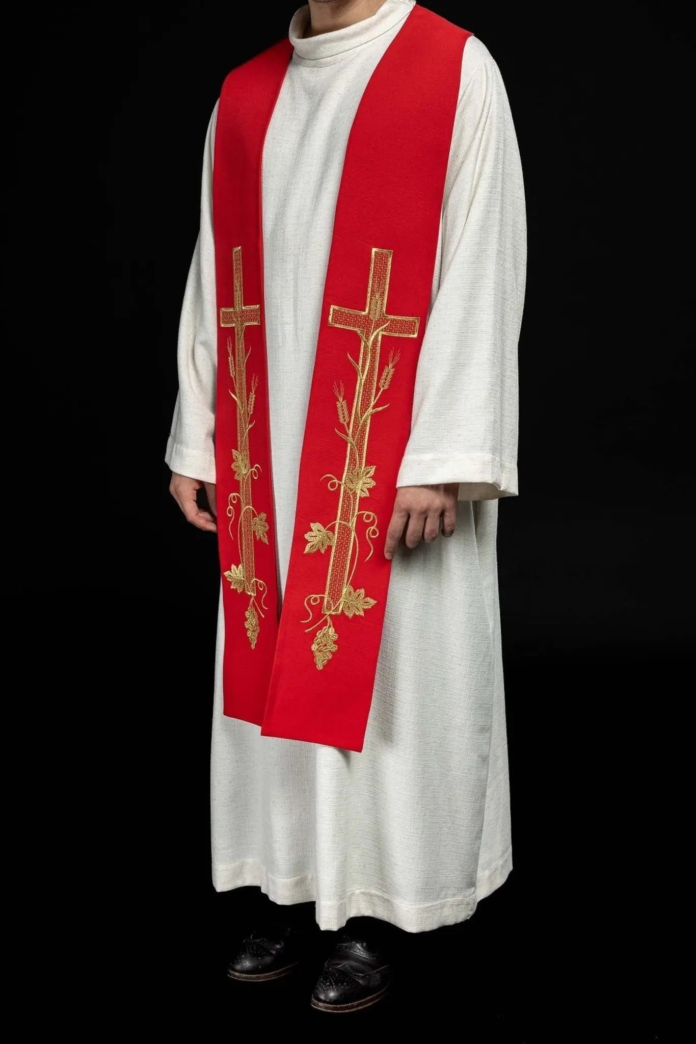 Estola roja bordada con cruz para sacerdote