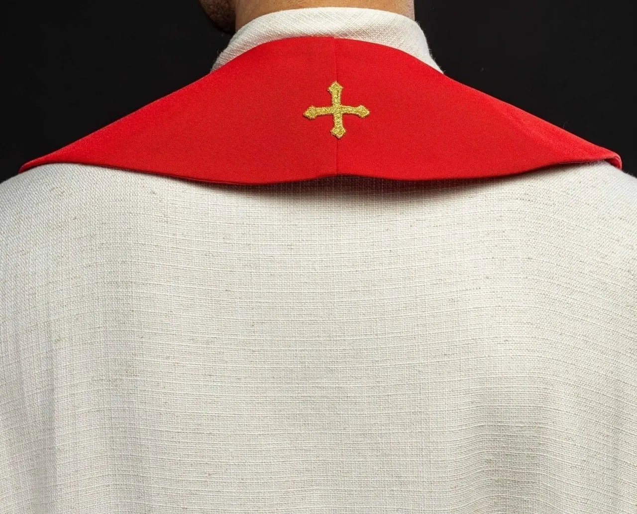 Estola roja bordada con cruz para sacerdote