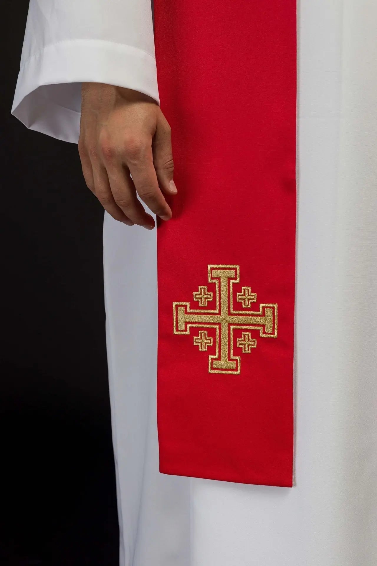 Estola sacerdotal roja bordada con Cruz de Jerusalén