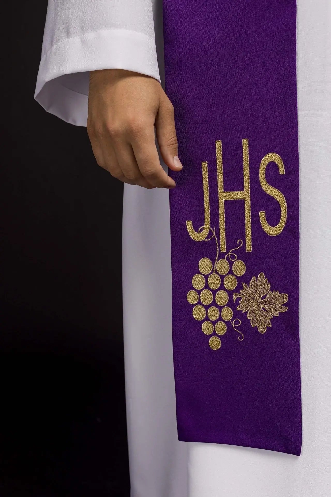 Estola morada bordada para sacerdote IHS con uvas