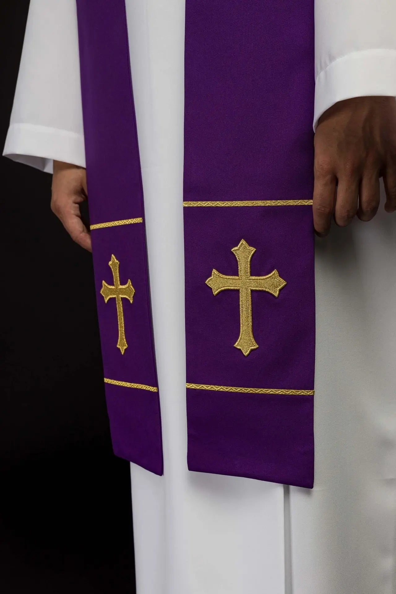Estola morada bordada con cruz para sacerdote