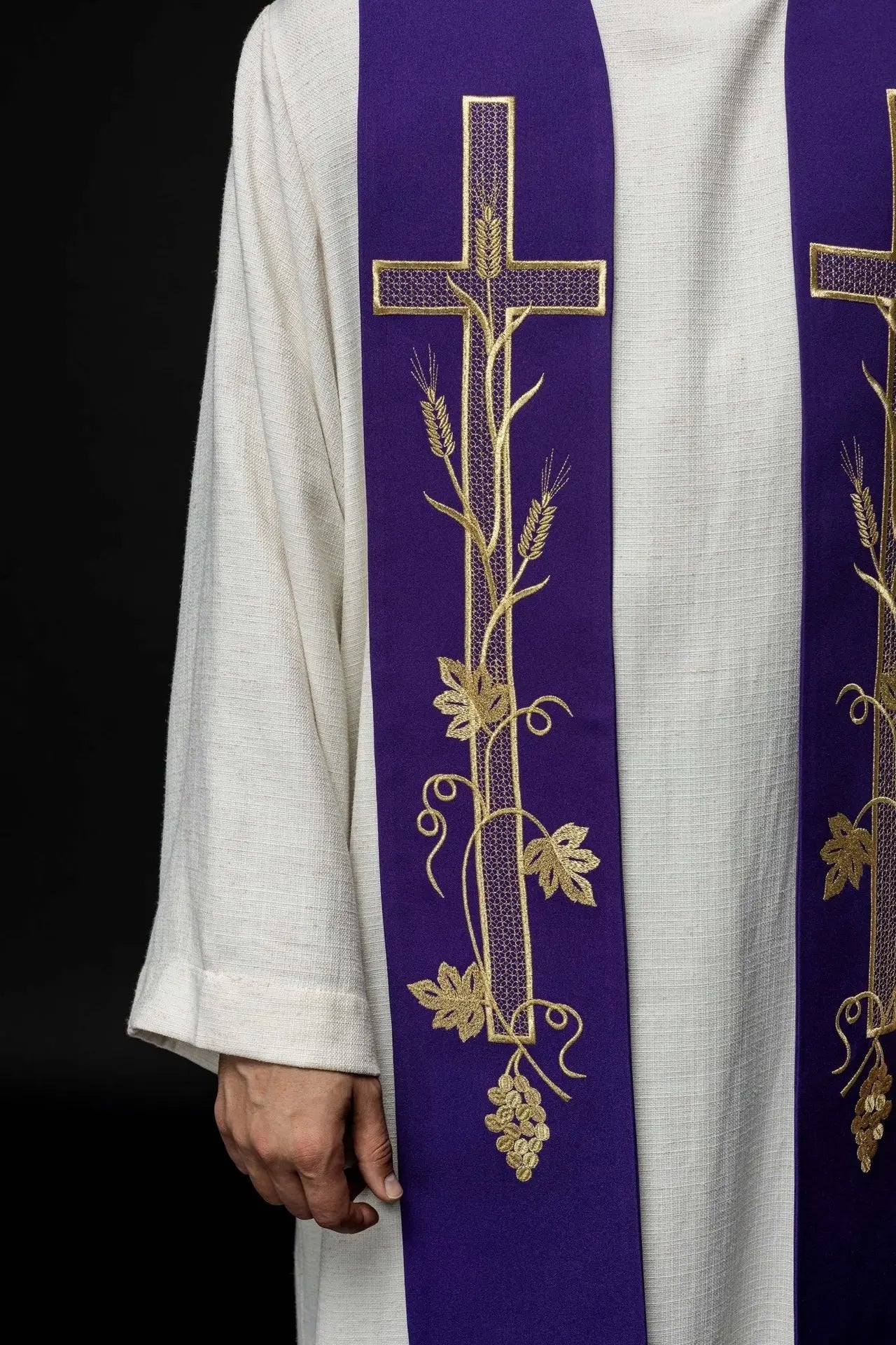 Estola morada bordada con cruz para sacerdote
