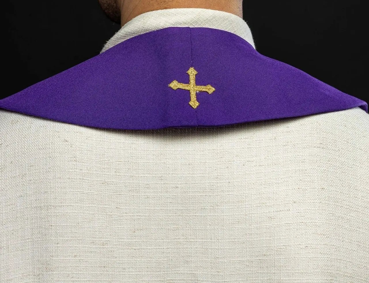 Estola púrpura de sacerdote bordada con cruz e IHS