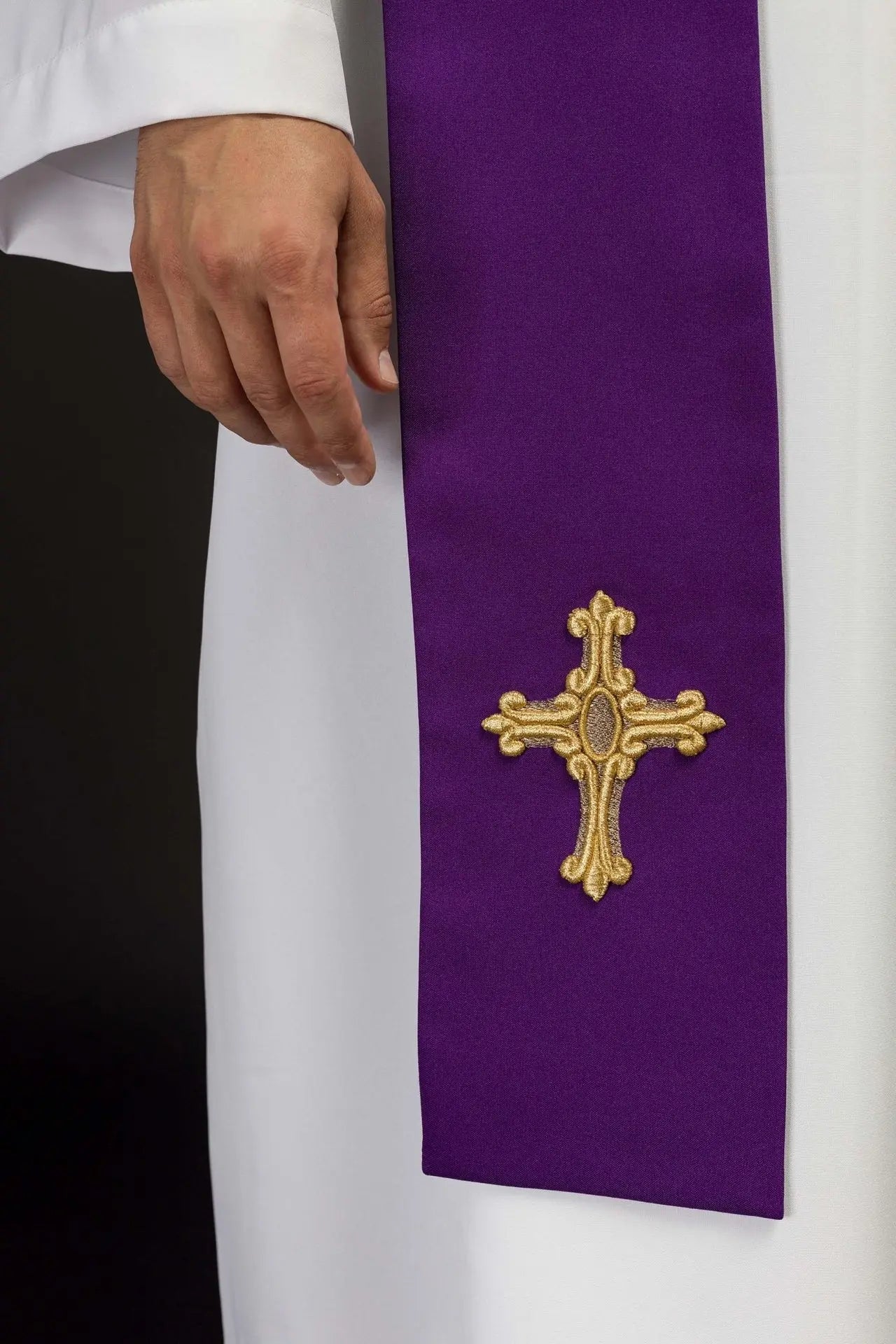 Estola púrpura de sacerdote bordada con cruz e IHS