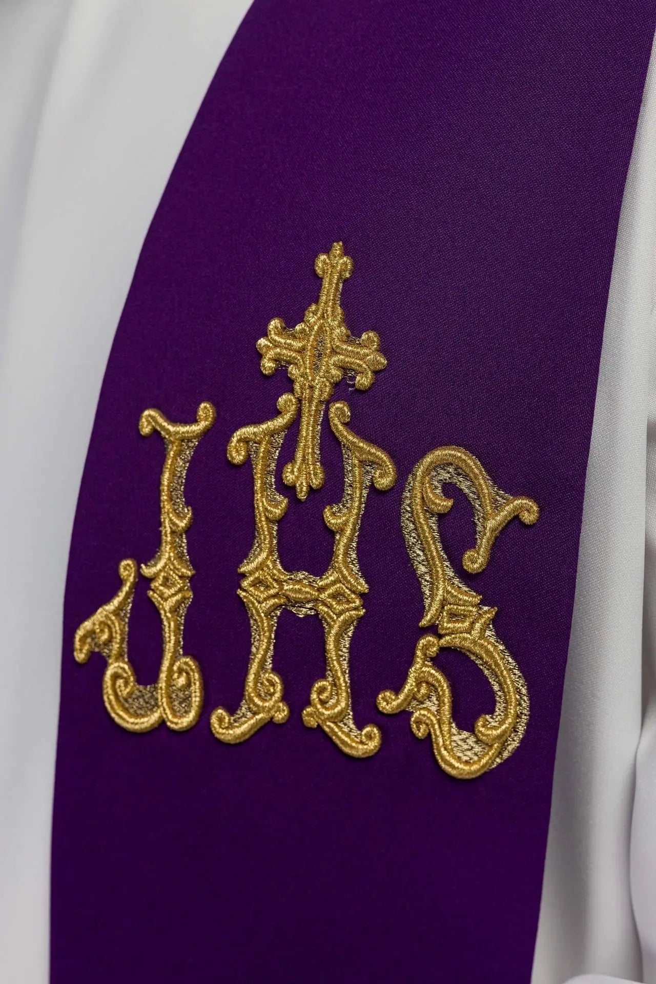 Estola púrpura de sacerdote bordada con cruz e IHS