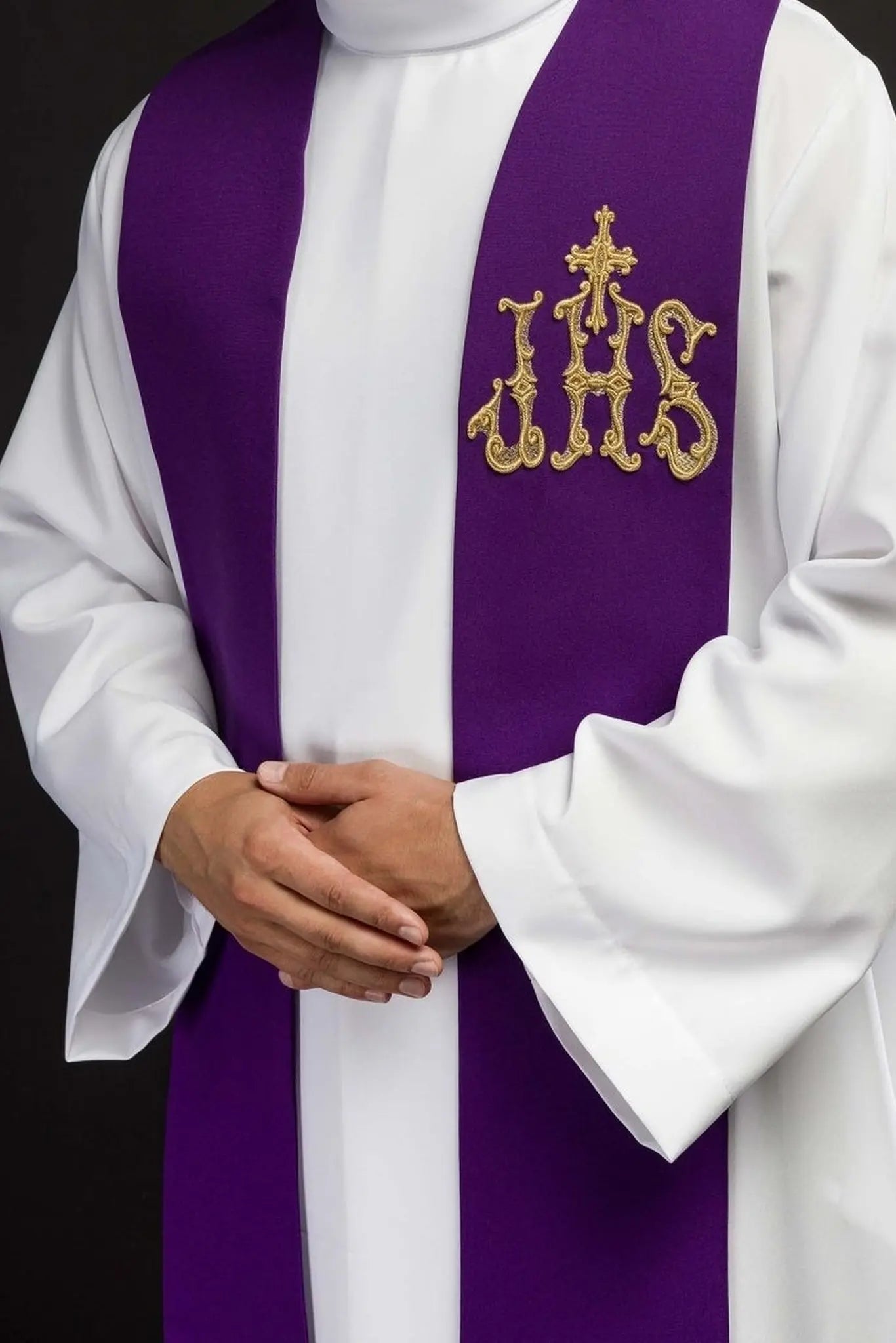 Estola púrpura de sacerdote bordada con cruz e IHS